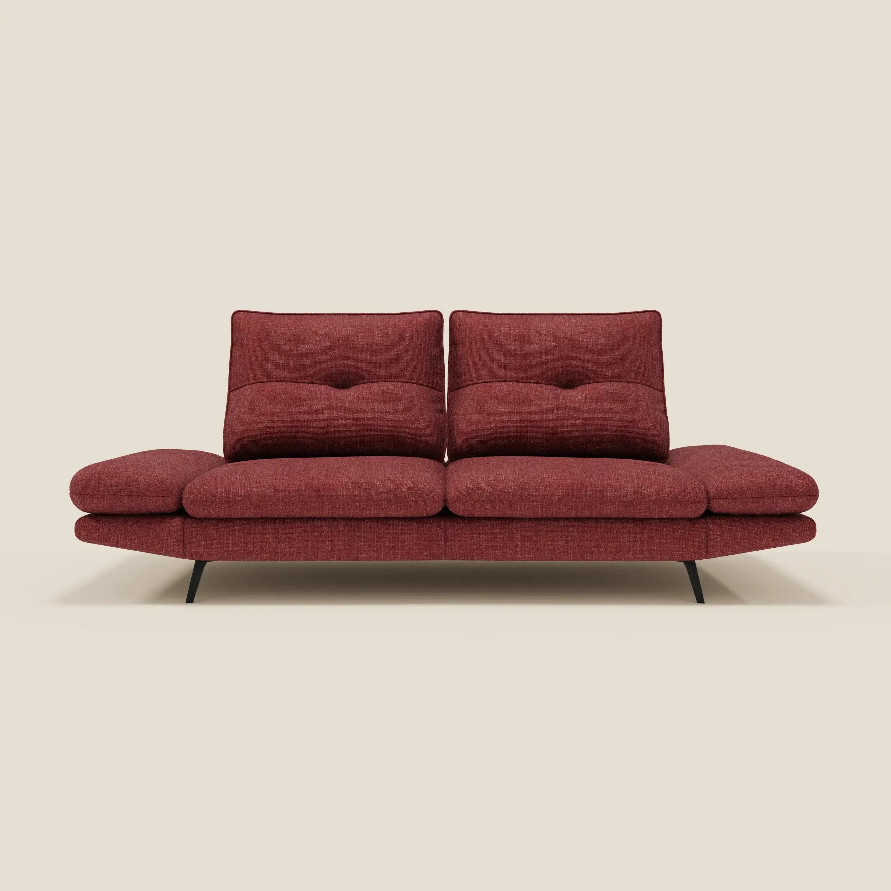 Ardex Divano 3 posti di Divani.Store è caratterizzato da un tessuto impermeabile rosso T06, braccioli regolabili, schienali scorrevoli e sottili gambe in metallo nero per un look moderno, il tutto su un semplice sfondo beige.