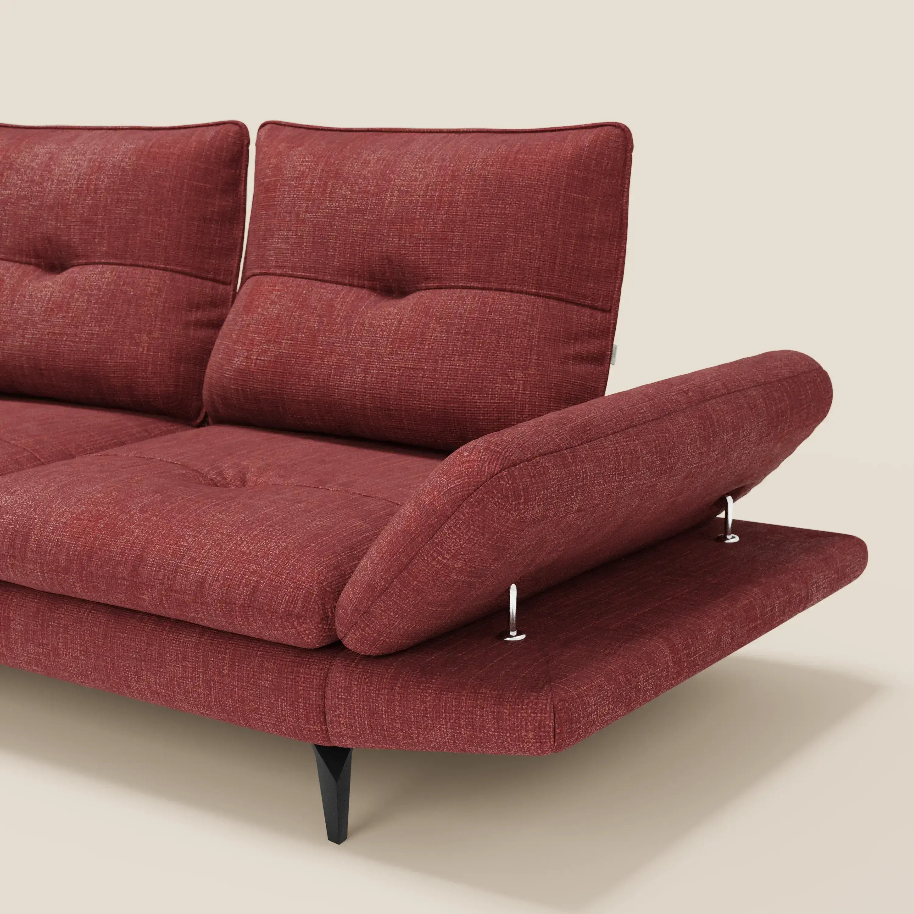 Il Divano 3 posti Ardex di Divani.Store, in tessuto impermeabile T06 rosso, è caratterizzato da schienali traslanti e braccioli regolabili. Poggia su gambe angolari nere con cuscini imbottiti su uno sfondo beige chiaro.