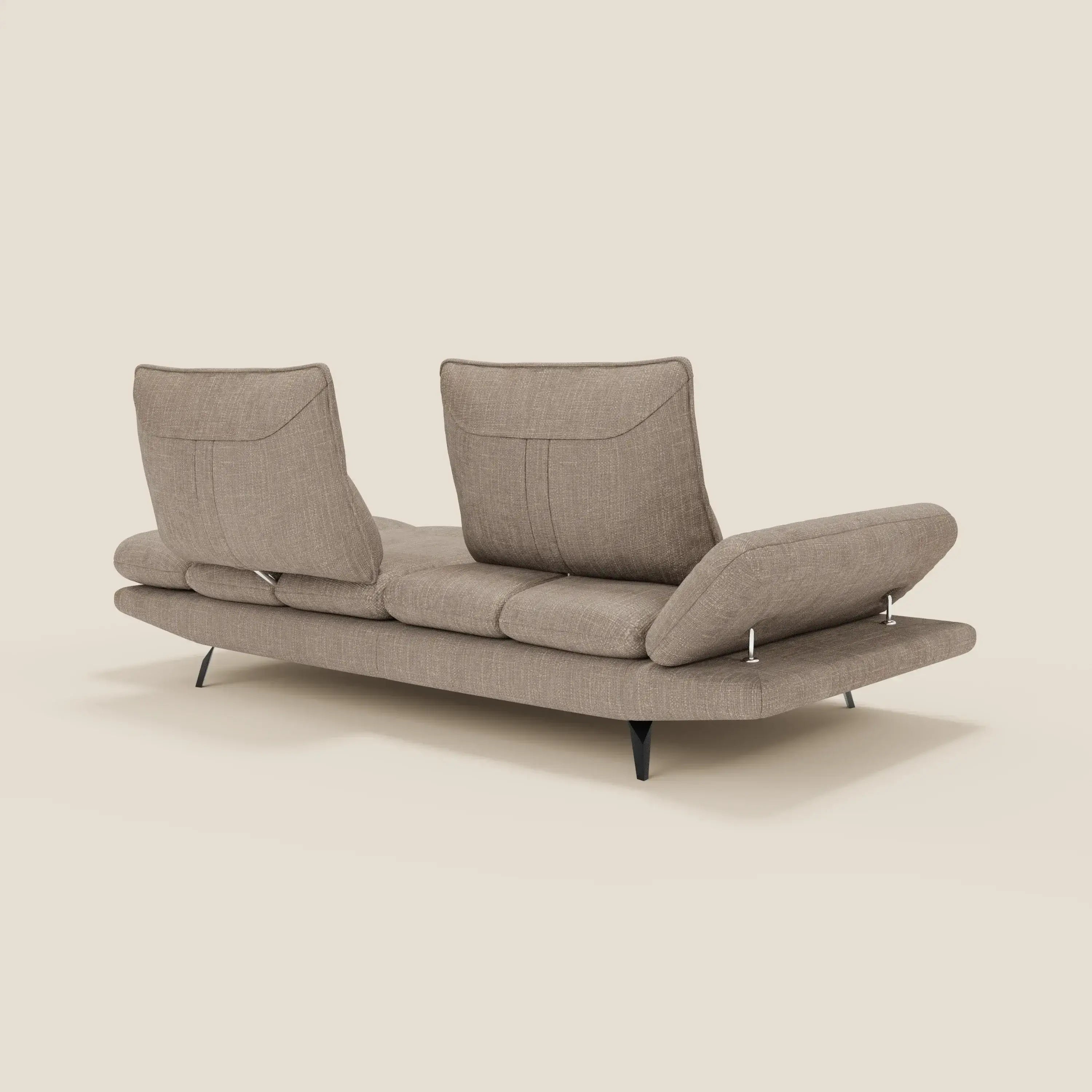 Ardex Divano 3 posti di Divani.Store è caratterizzato da schienali traslanti, braccioli regolabili e morbido tessuto impermeabile T06 tortora. Il suo design elegante e a basso profilo, con sottili gambe nere, offre un comfort personalizzabile in un look moderno.