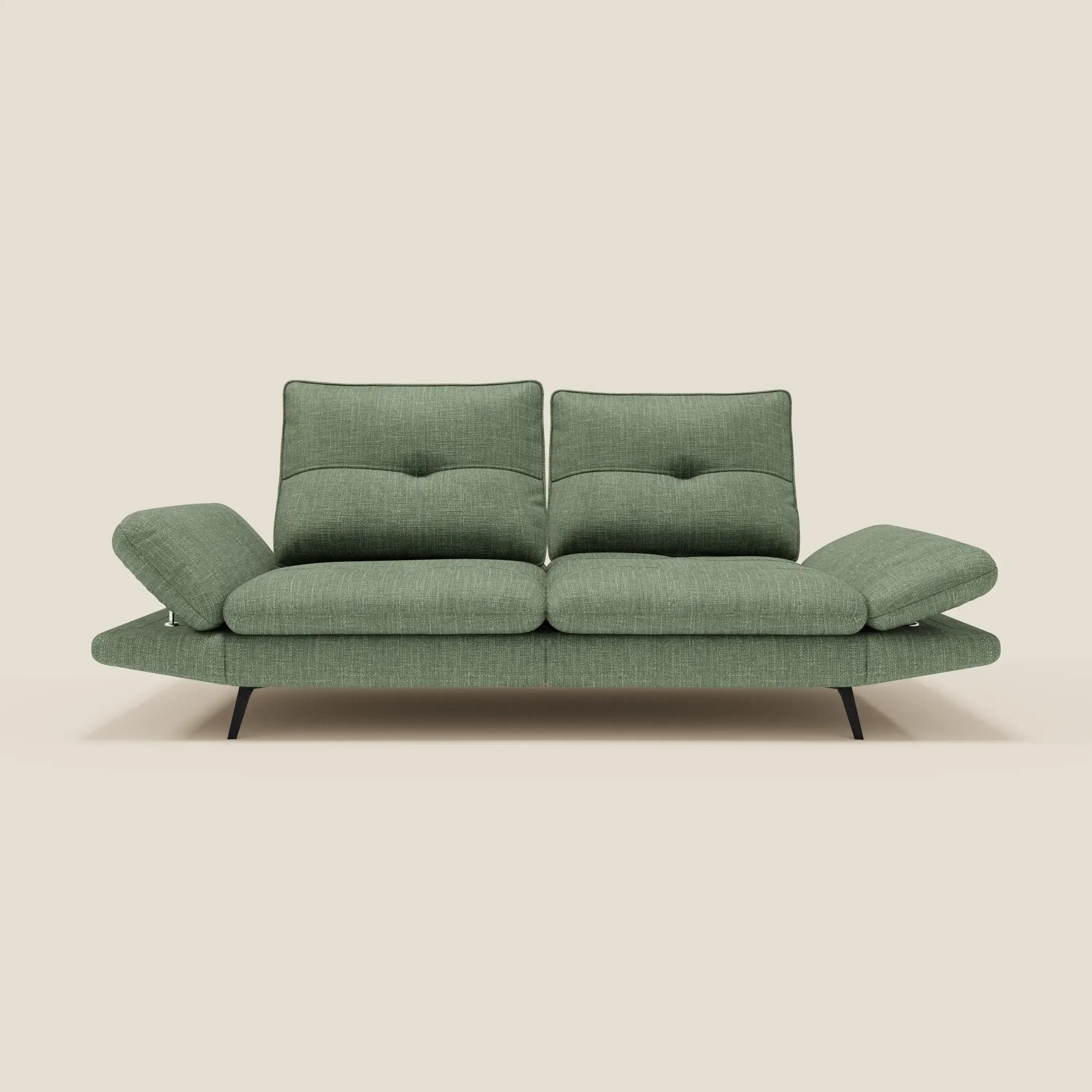 L'Ardex Divano 3 posti di Divani.Store in tessuto impermeabile verde T06 è caratterizzato da schienali traslanti, braccioli regolabili, morbidi cuscini, sottili gambe nere e sottili bottoni di rinforzo, su uno sfondo beige.