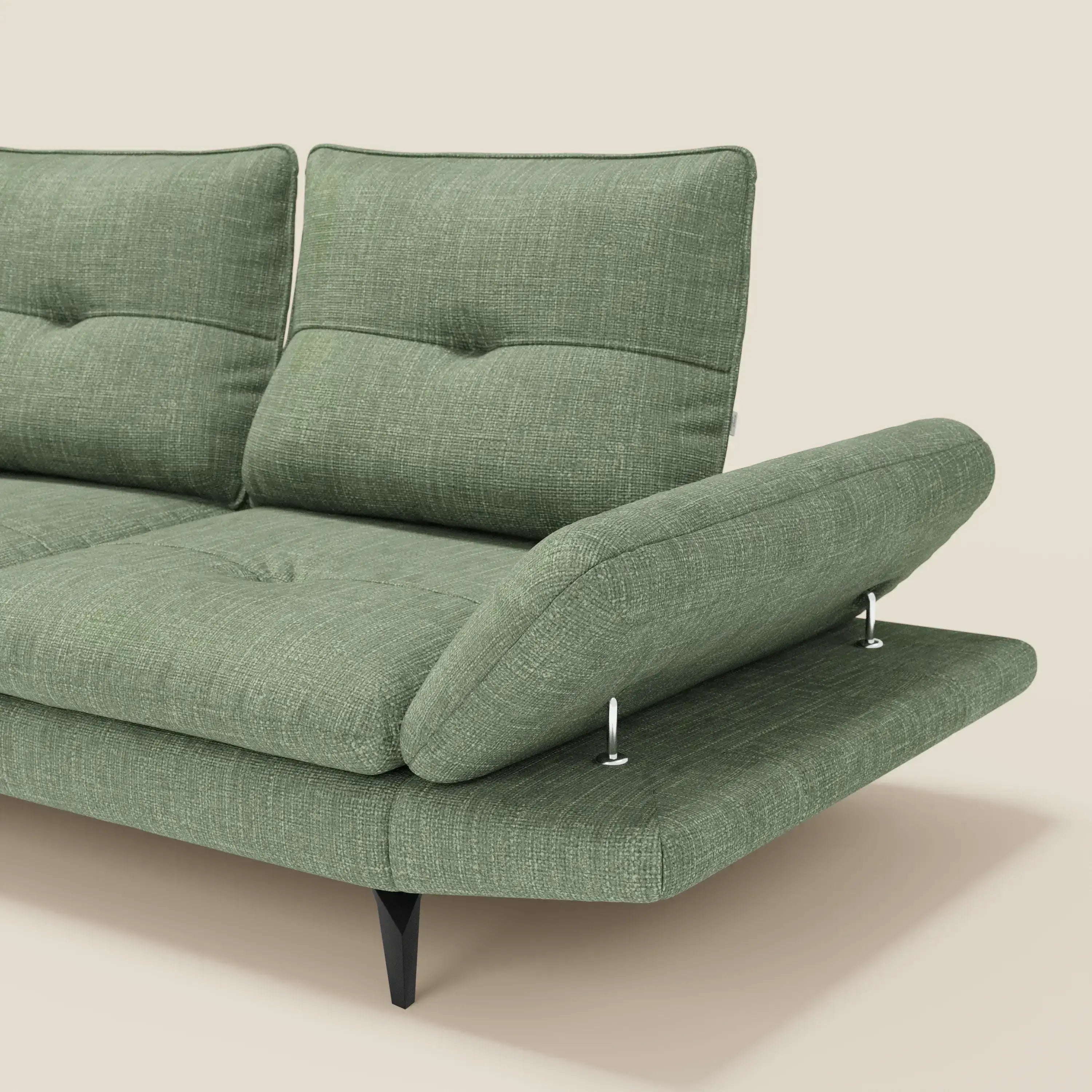 La poltrona Ardex Divano 3 posti di Divani.Store è caratterizzata da braccioli regolabili, schienale scorrevole e morbido tessuto impermeabile verde T06. Le sottili gambe in metallo nero aggiungono un tocco di modernità, presentate su uno sfondo beige semplice.