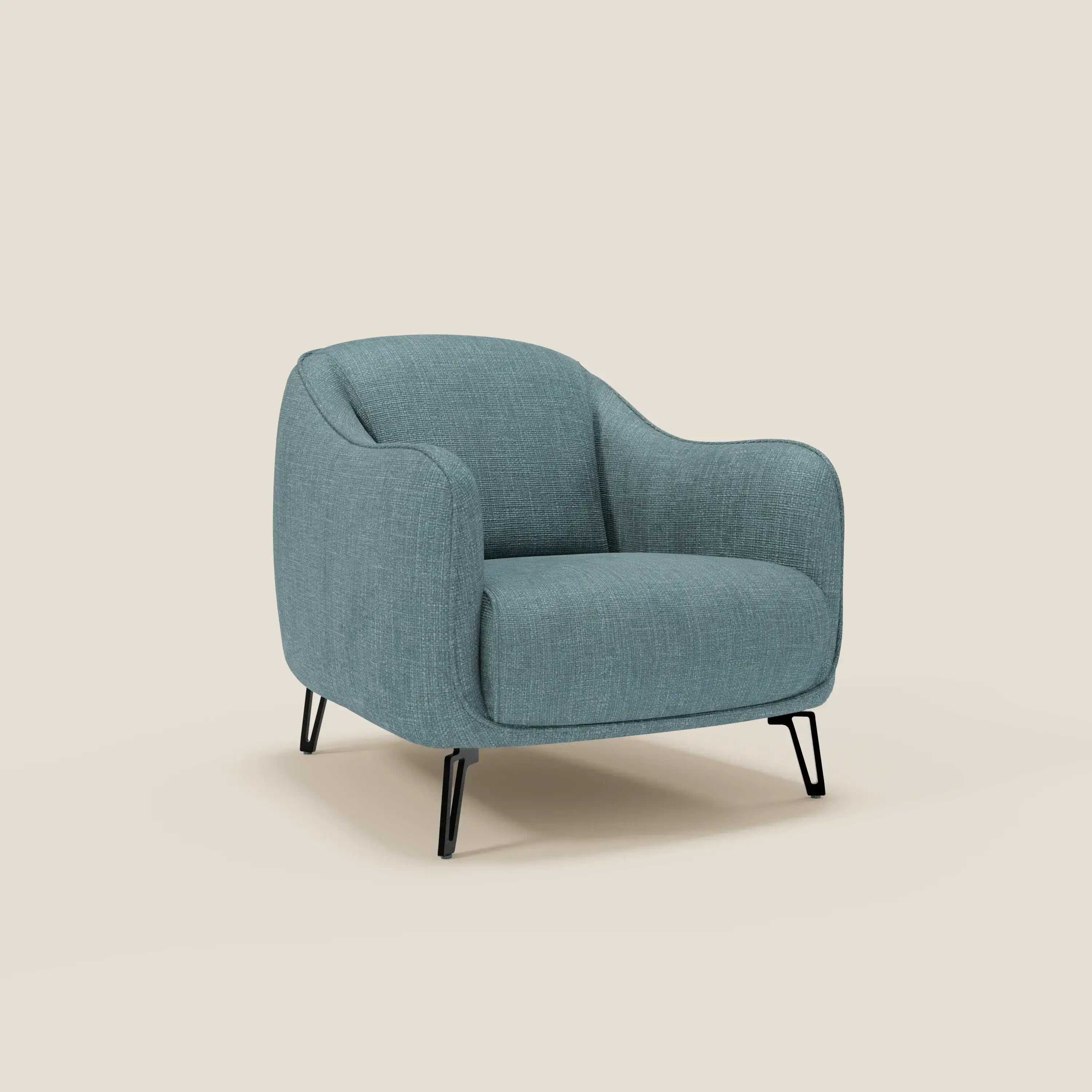 Avela Poltroncina di Divani.Store, in morbido tessuto impermeabile T06 azzurro con bordi arrotondati e gambe in metallo nero, offre un comfort senza tempo e uno stile moderno, perfetto per qualsiasi ambiente contemporaneo.