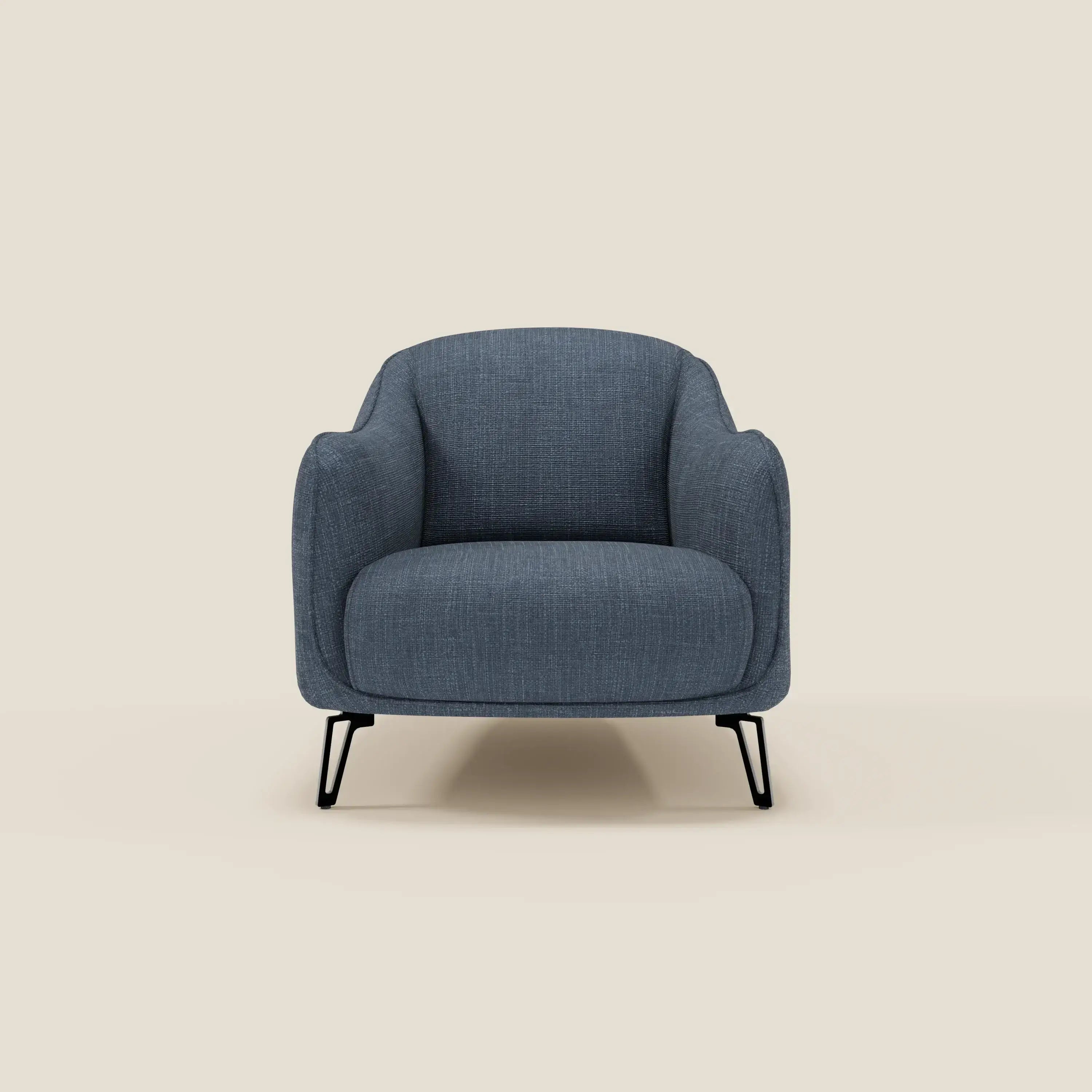 Avela Poltroncina di Divani.Store, in morbido tessuto impermeabile blu T06 con braccioli curvi e gambe in metallo nero, offre un comfort senza tempo e un design minimalista e contemporaneo su uno sfondo beige.