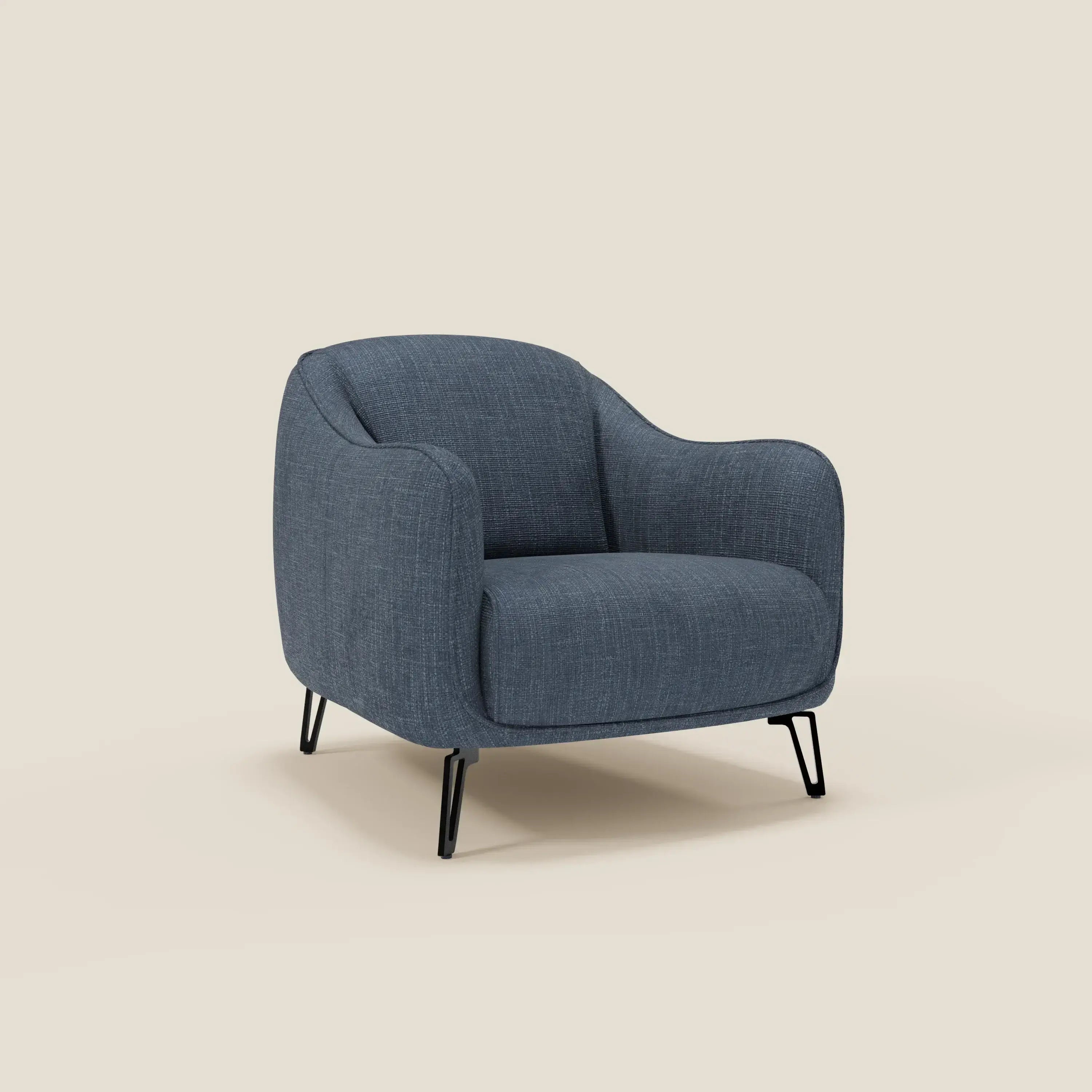 Avela Poltroncina di Divani.Store è una sedia dal comfort senza tempo, realizzata in morbido tessuto impermeabile blu T06, dallo stile moderno e dalle resistenti gambe nere.