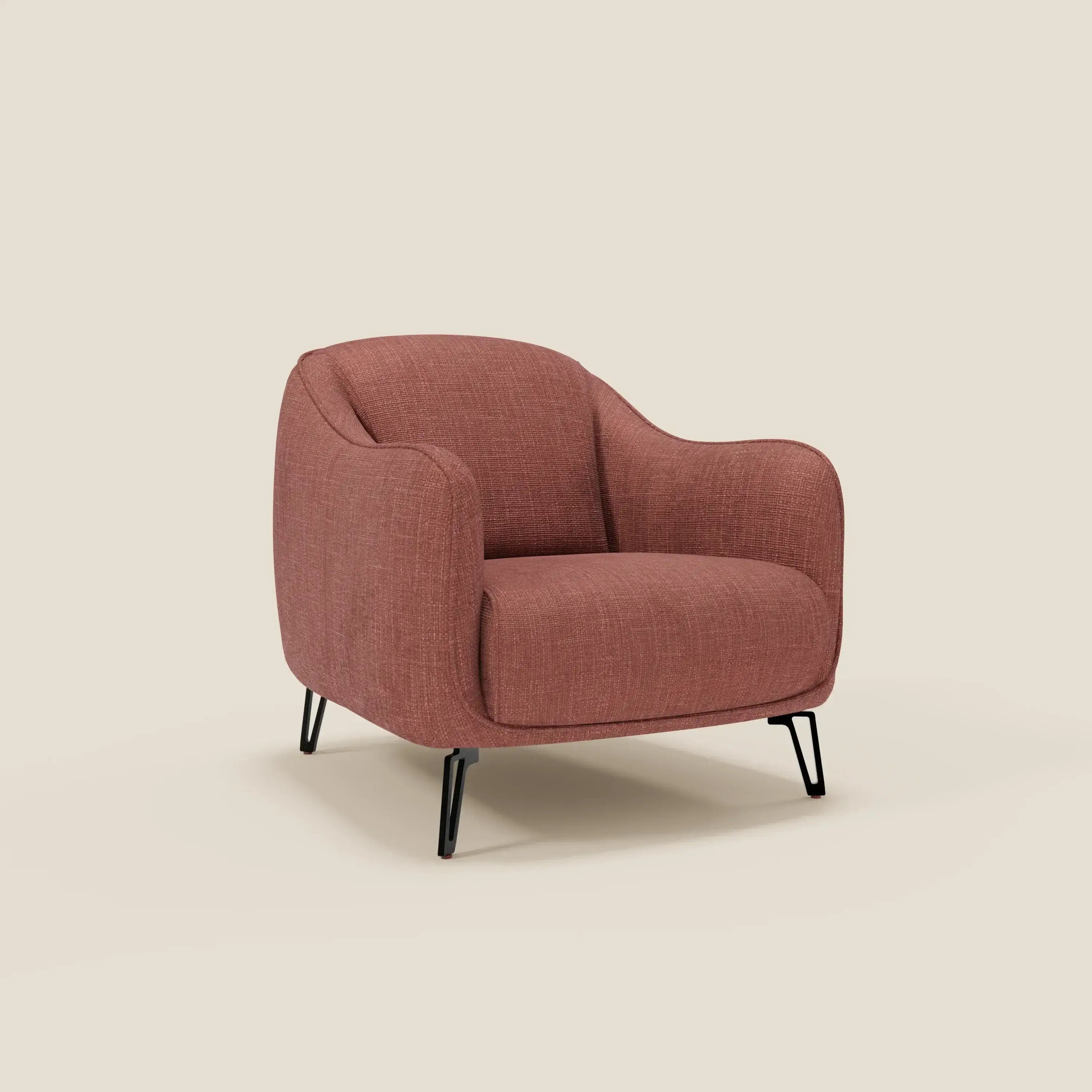 Avela Poltroncina di Divani.Store unisce un comfort senza tempo con un moderno tessuto impermeabile T06 corallo, bordi arrotondati, ampi braccioli imbottiti e sottili gambe in metallo nero, su uno sfondo beige chiaro.
