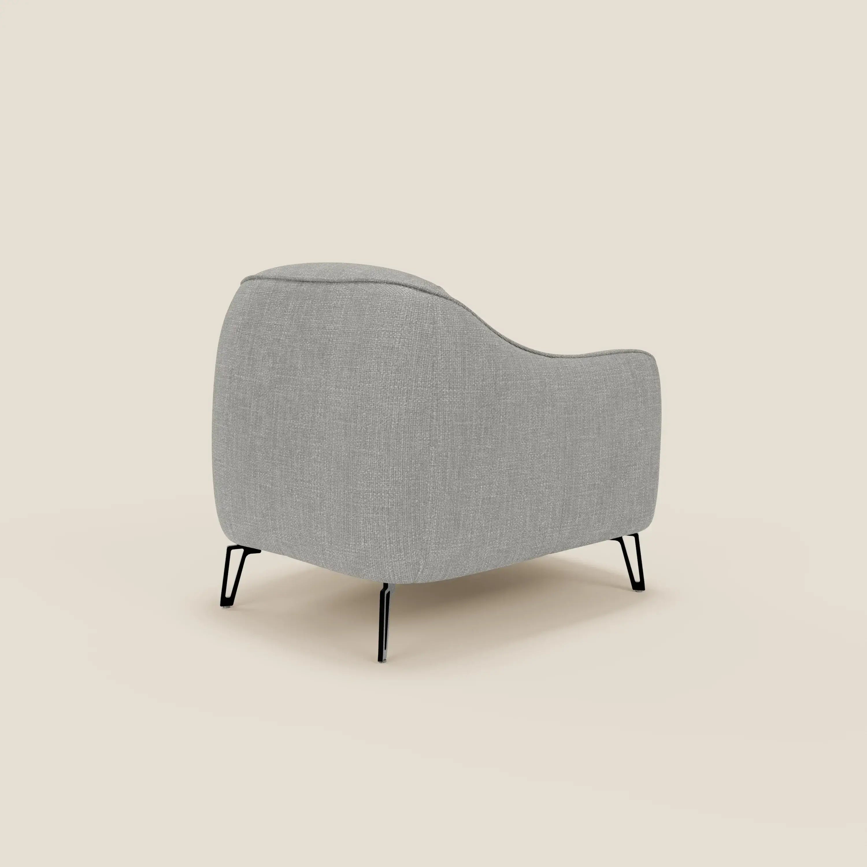 La poltroncina Avela di Divani.Store, presentata in morbido tessuto impermeabile grigio chiaro T06 con schienale curvo e gambe in metallo nero, vanta un comfort senza tempo e linee minimaliste. Vista posteriore su sfondo beige chiaro.