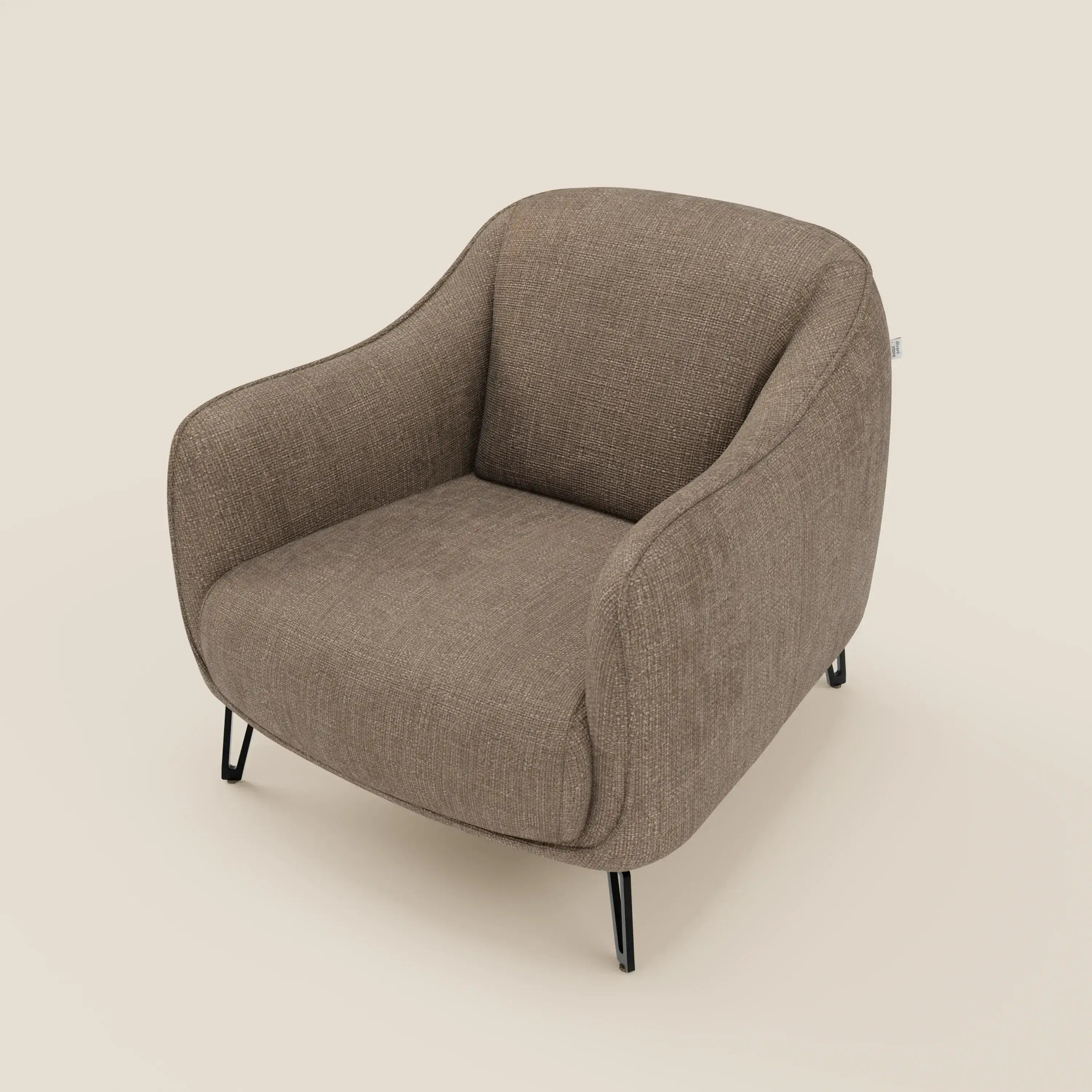 Avela Poltroncina di Divani.Store è caratterizzata da un design senza tempo con bordi morbidi e arrotondati in tessuto impermeabile marrone T06, braccioli leggermente svasati, seduta e schienale imbottiti e sottili gambe in metallo nero. In mostra su uno sfondo beige chiaro.