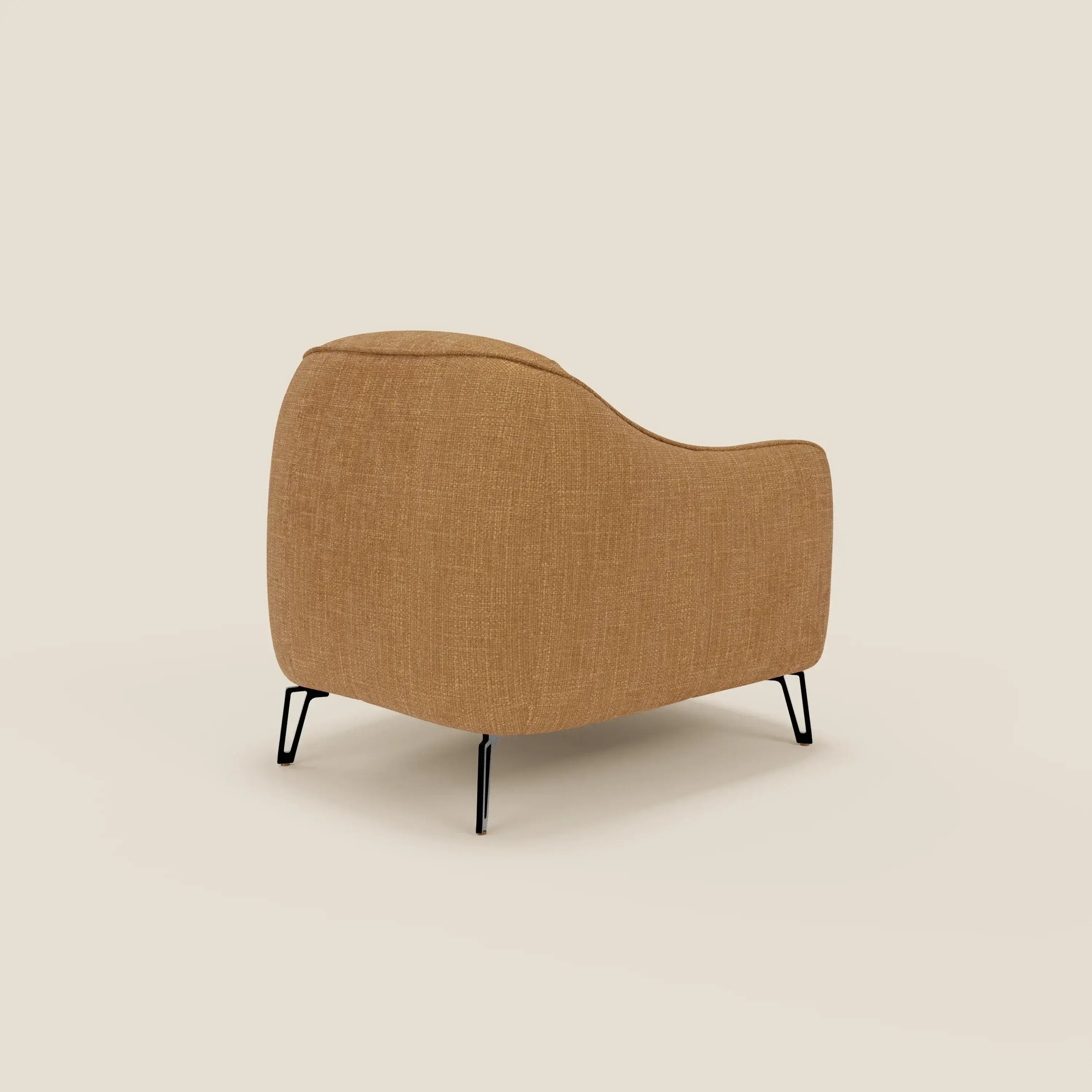L'Avela Poltroncina di Divani.Store, in tessuto impermeabile T06, confortevole e senza tempo, è caratterizzata da un design moderno e curvilineo e da sottili gambe in metallo nero, che si intravedono dal retro su uno sfondo beige per un look elegante e contemporaneo.