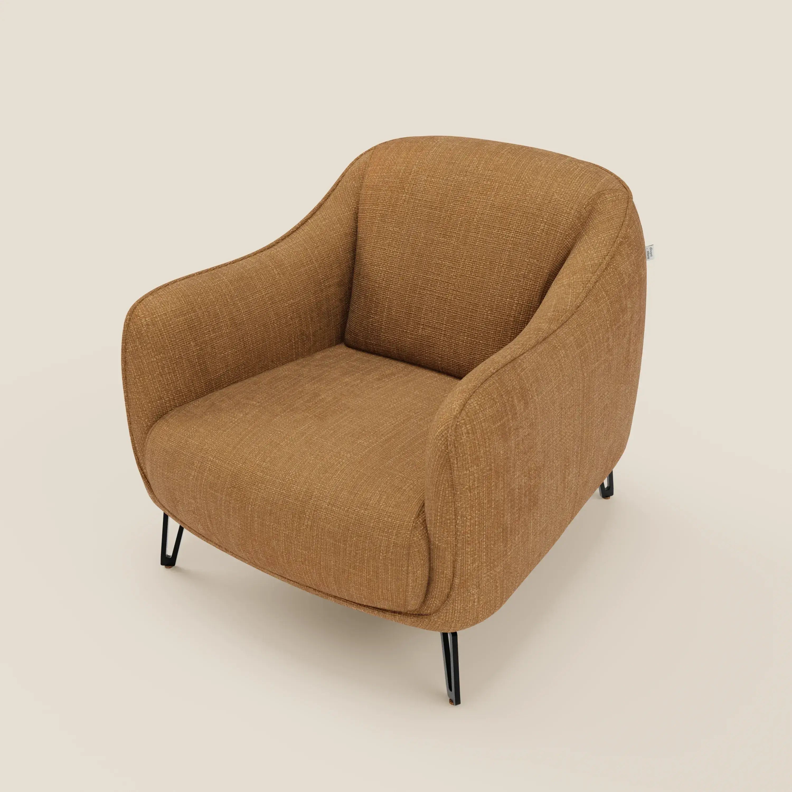 Avela Poltroncina di Divani.Store è caratterizzata da un design moderno e senza tempo in morbido tessuto impermeabile T06 ocra con braccioli curvi, imbottitura testurizzata e sottili gambe in metallo nero, su uno sfondo bianco sporco.