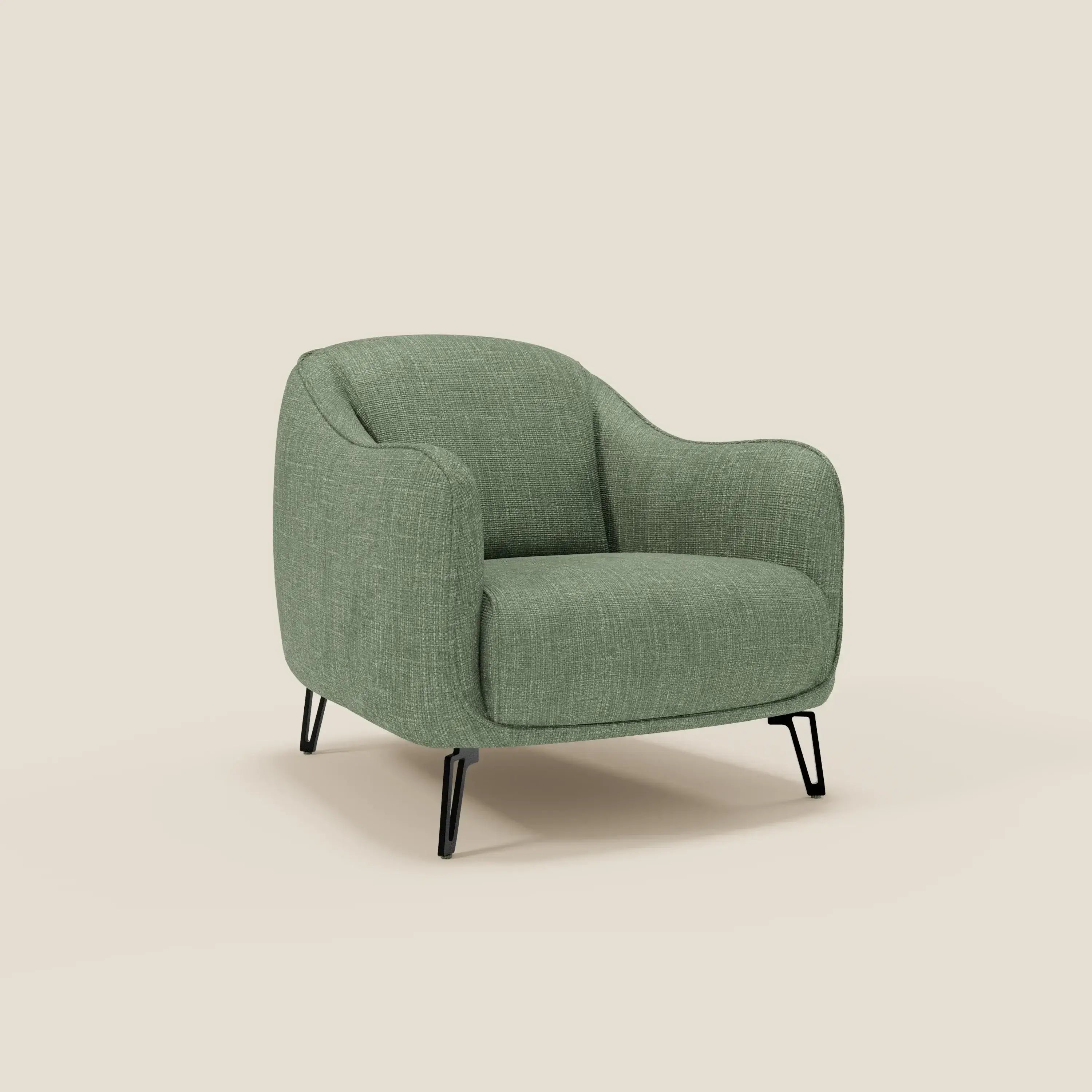 Avela Poltroncina di Divani.Store è caratterizzata da un comfort senza tempo, con linee morbide e arrotondate, ampi braccioli e un resistente tessuto impermeabile verde T06. Poggia su quattro sottili gambe in metallo nero su uno sfondo beige chiaro.