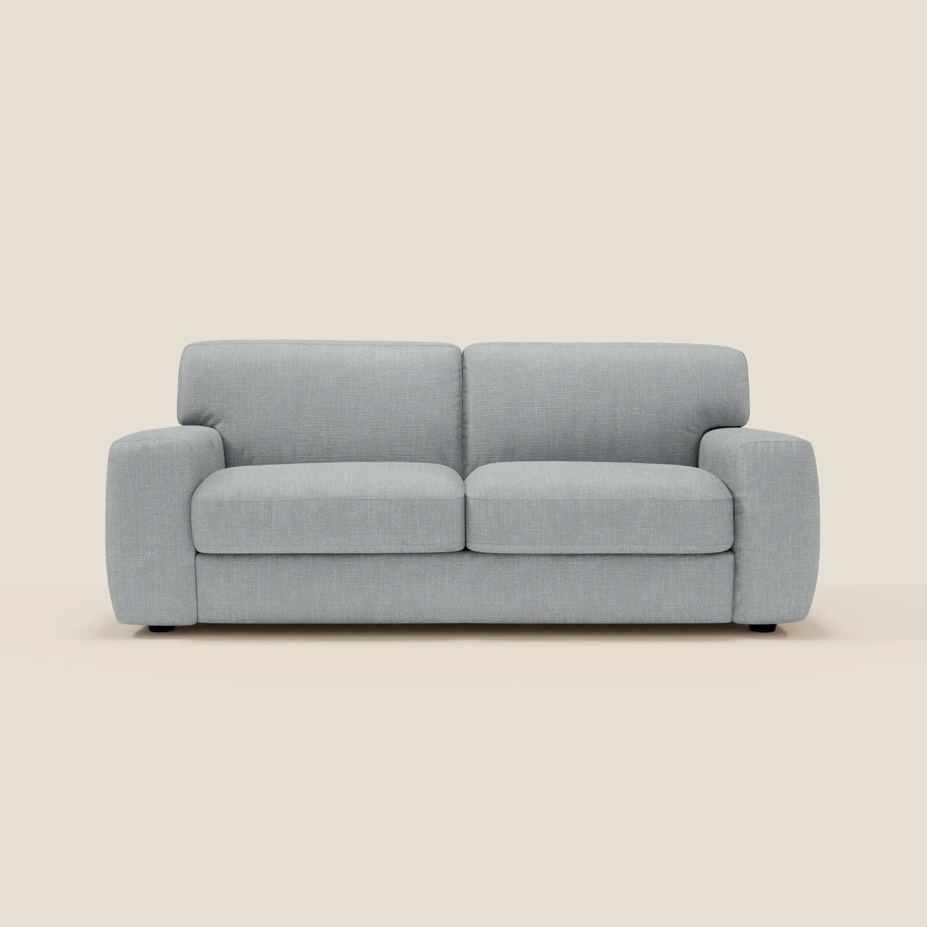 Il divano letto materasso Cloud H17 cm di Divani.Store è caratterizzato da morbidi cuscini in tessuto impermeabile T06 ghiaccio, ampi braccioli e un design moderno ed elegante dalle linee pulite, perfetto per una vita versatile su qualsiasi sfondo.