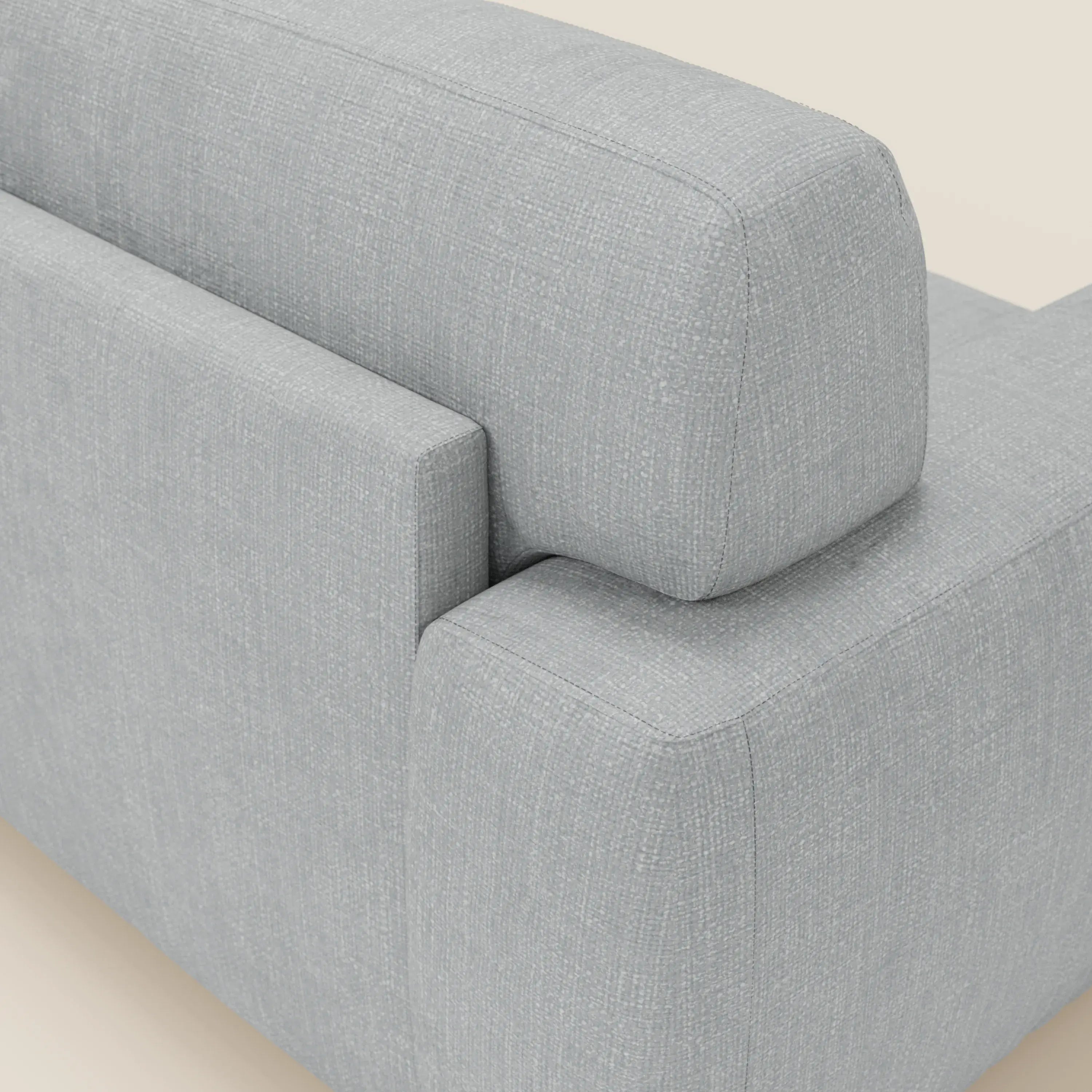 Primo piano dell'angolo posteriore di Cloud divano letto materasso H17 cm di Divani.Store in tessuto impermeabile T06 ghiaccio, che mostra le sue linee pulite, le cuciture strette e i cuscini squadrati su uno sfondo chiaro.