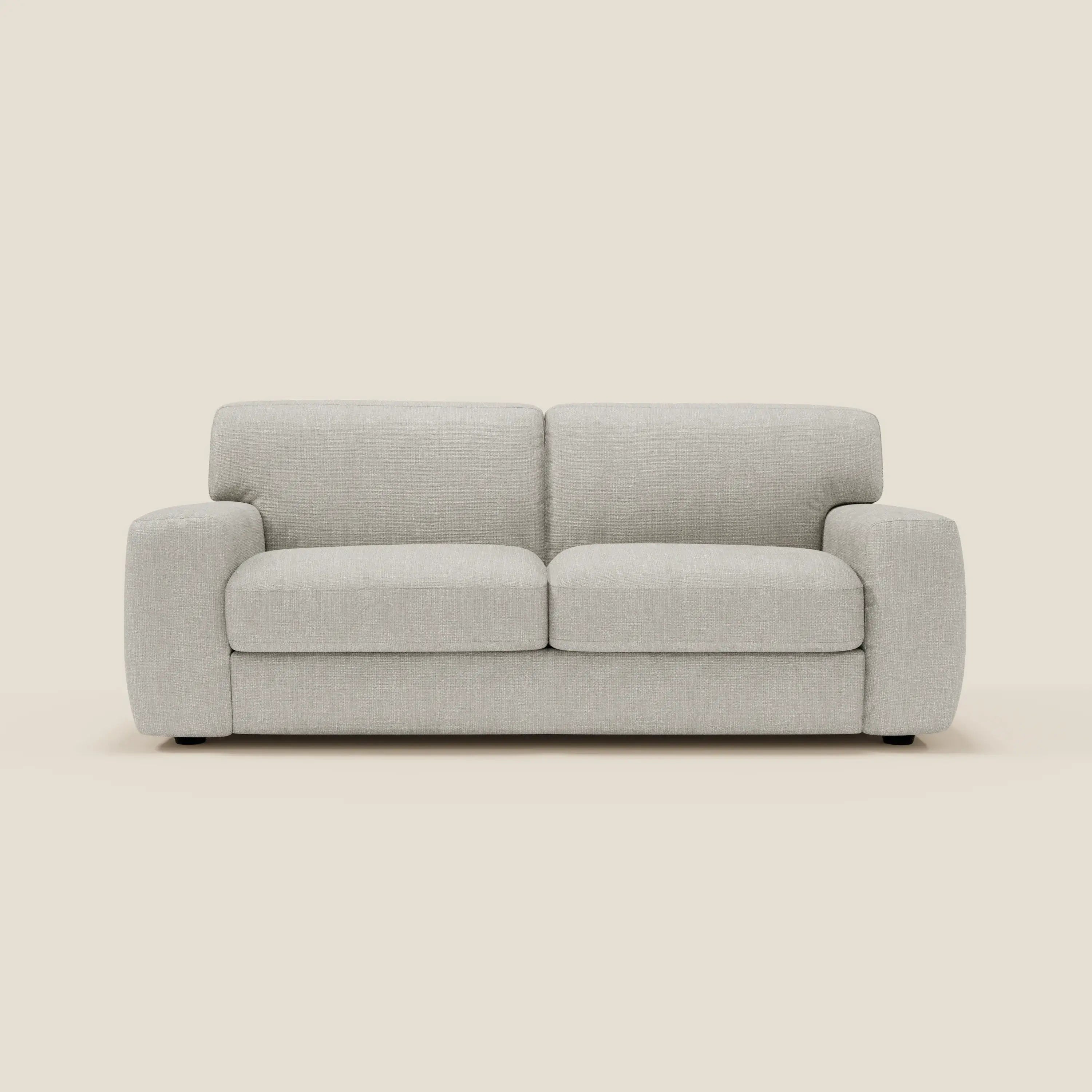 Il letto materasso Cloud Divano H17 cm di Divani.Store è caratterizzato da morbidi cuscini in tessuto impermeabile T06 grigio chiaro, braccioli arrotondati e un profilo basso, ideale per il comfort quotidiano in un salotto moderno grazie al suo design compatto e invitante.