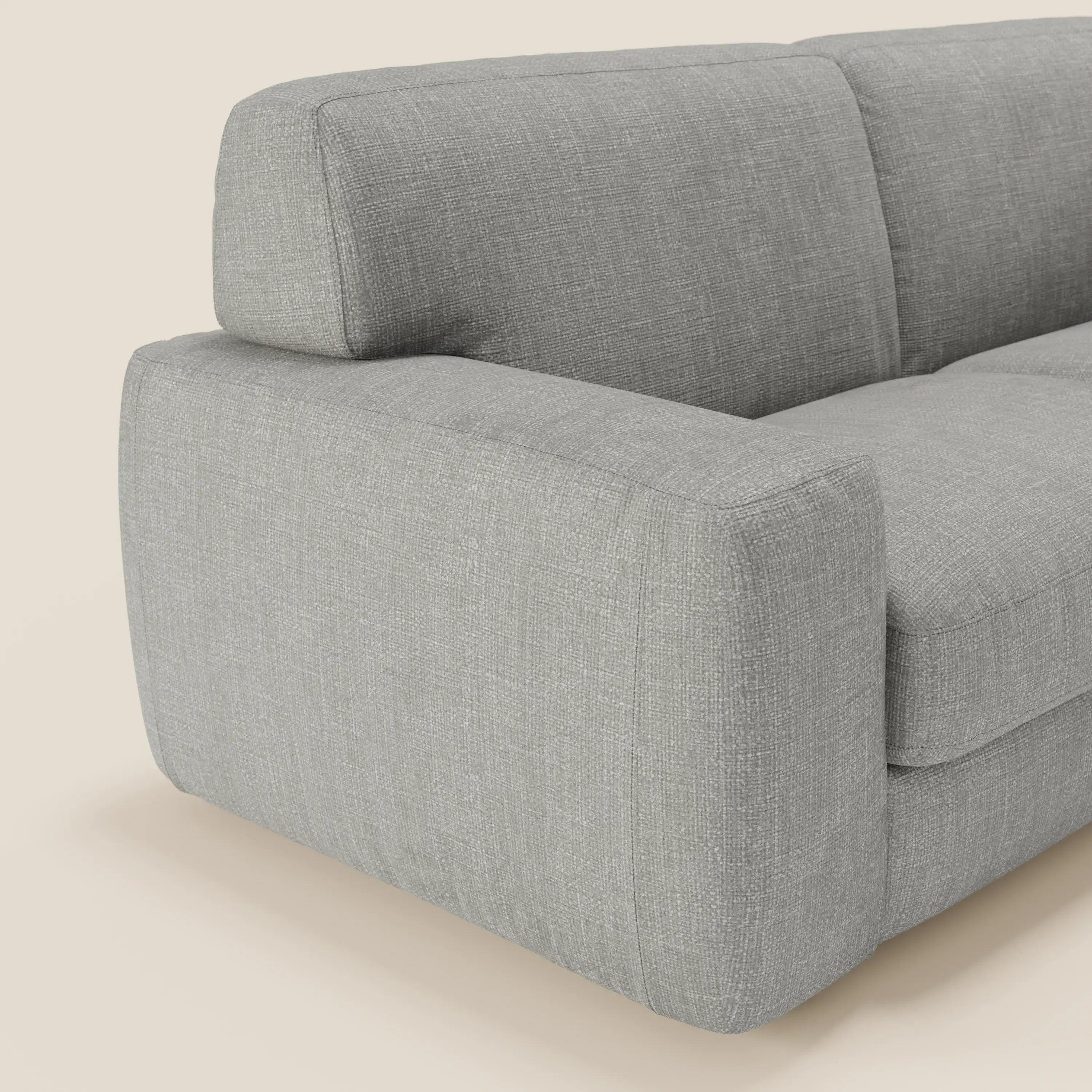 Cloud Divano letto materasso H17 cm di Divani.Store si presenta in un primo piano, con morbidi cuscini e braccioli squadrati in tessuto impermeabile grigio T06, su uno sfondo chiaro per un look morbido e moderno.