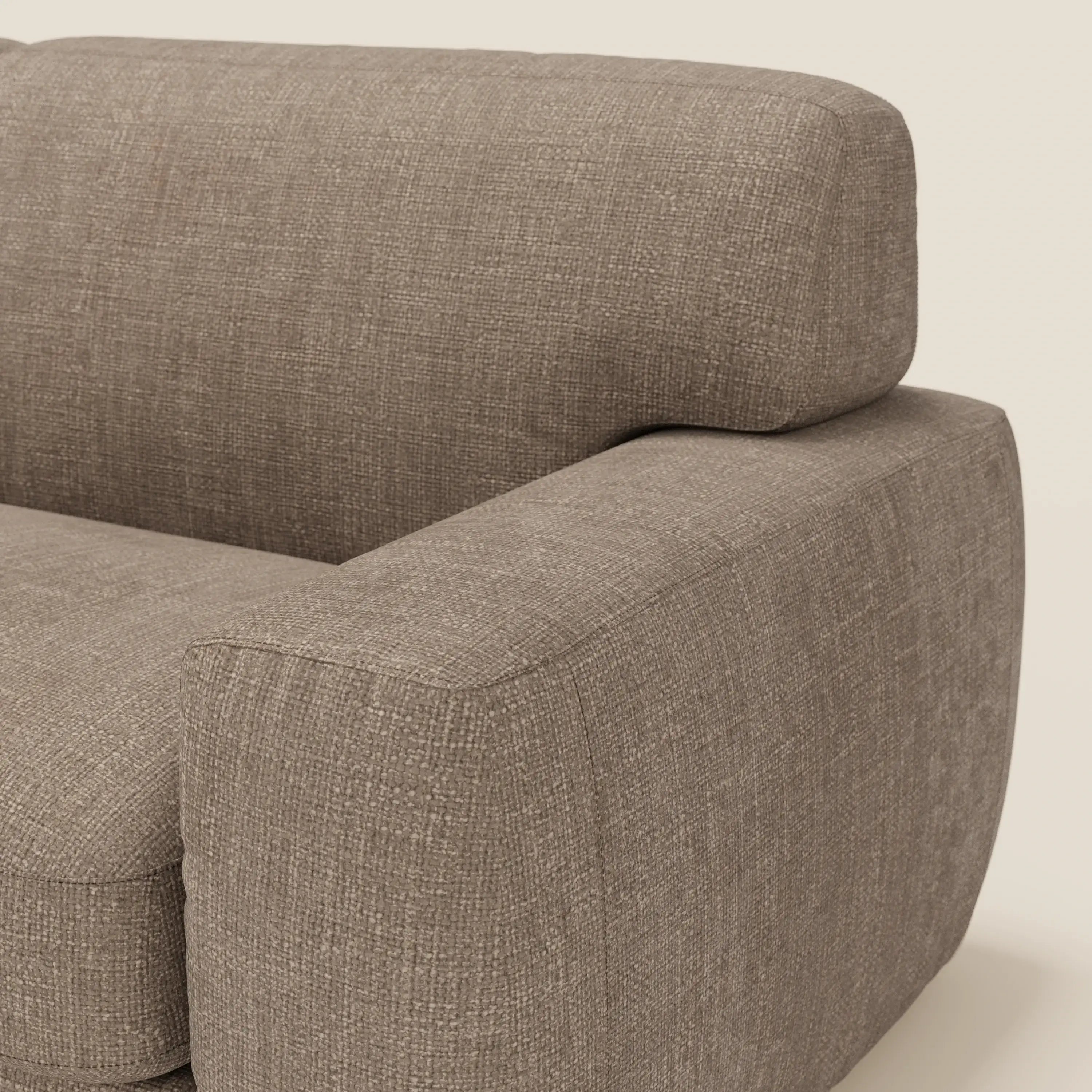 Primo piano del divano letto Cloud di Divani.Store con materasso da 17 cm, caratterizzato da morbidi cuscini in tessuto impermeabile T06 marrone. L'immagine evidenzia il design del bracciolo e del cuscino per il comfort quotidiano su uno sfondo chiaro e semplice.