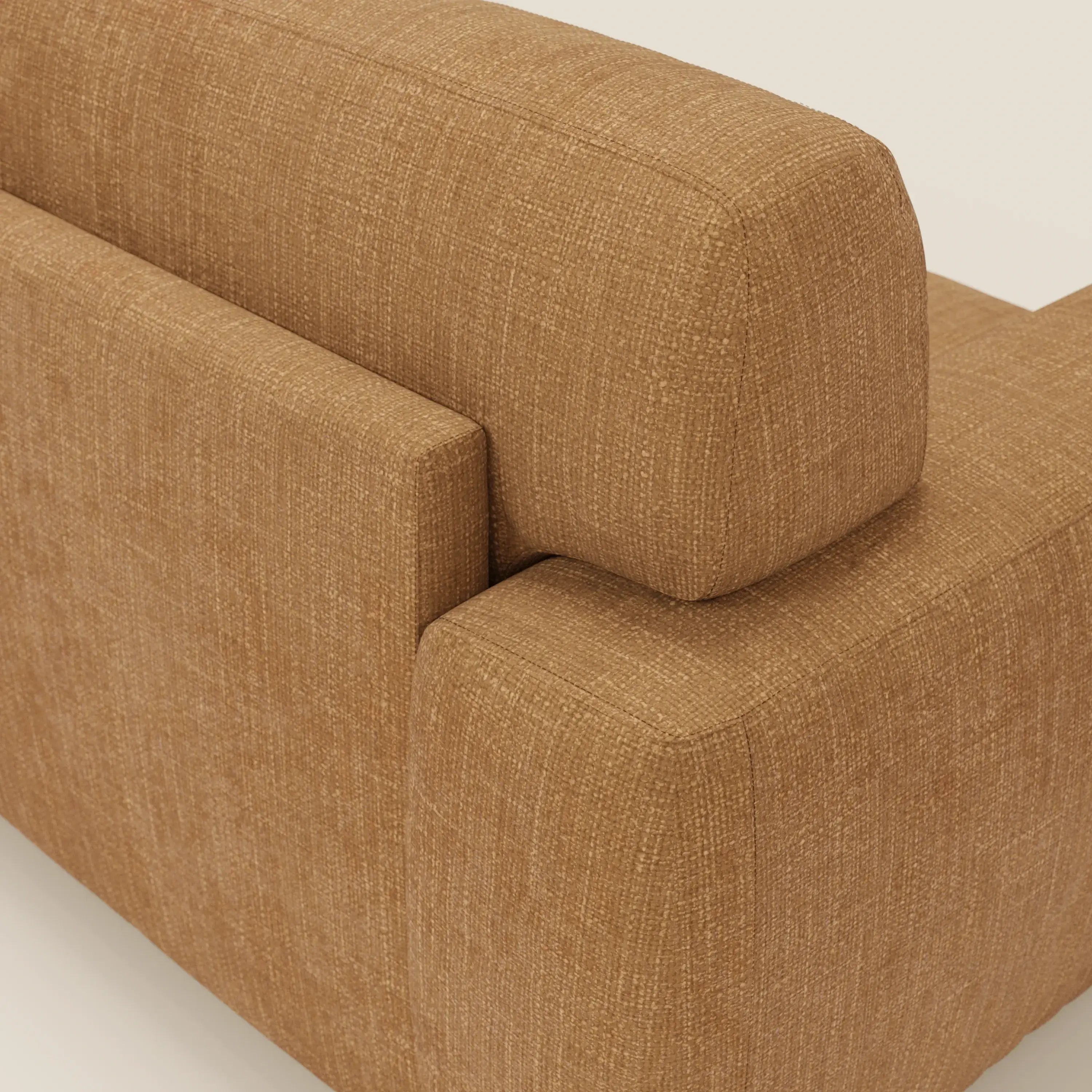 Primo piano del letto materasso Cloud Divano H17 cm di Divani.Store, caratterizzato da morbidi cuscini in tessuto impermeabile T06 ocra. La sottile trama intrecciata e il design compatto offrono un comfort quotidiano per qualsiasi spazio luminoso e moderno.