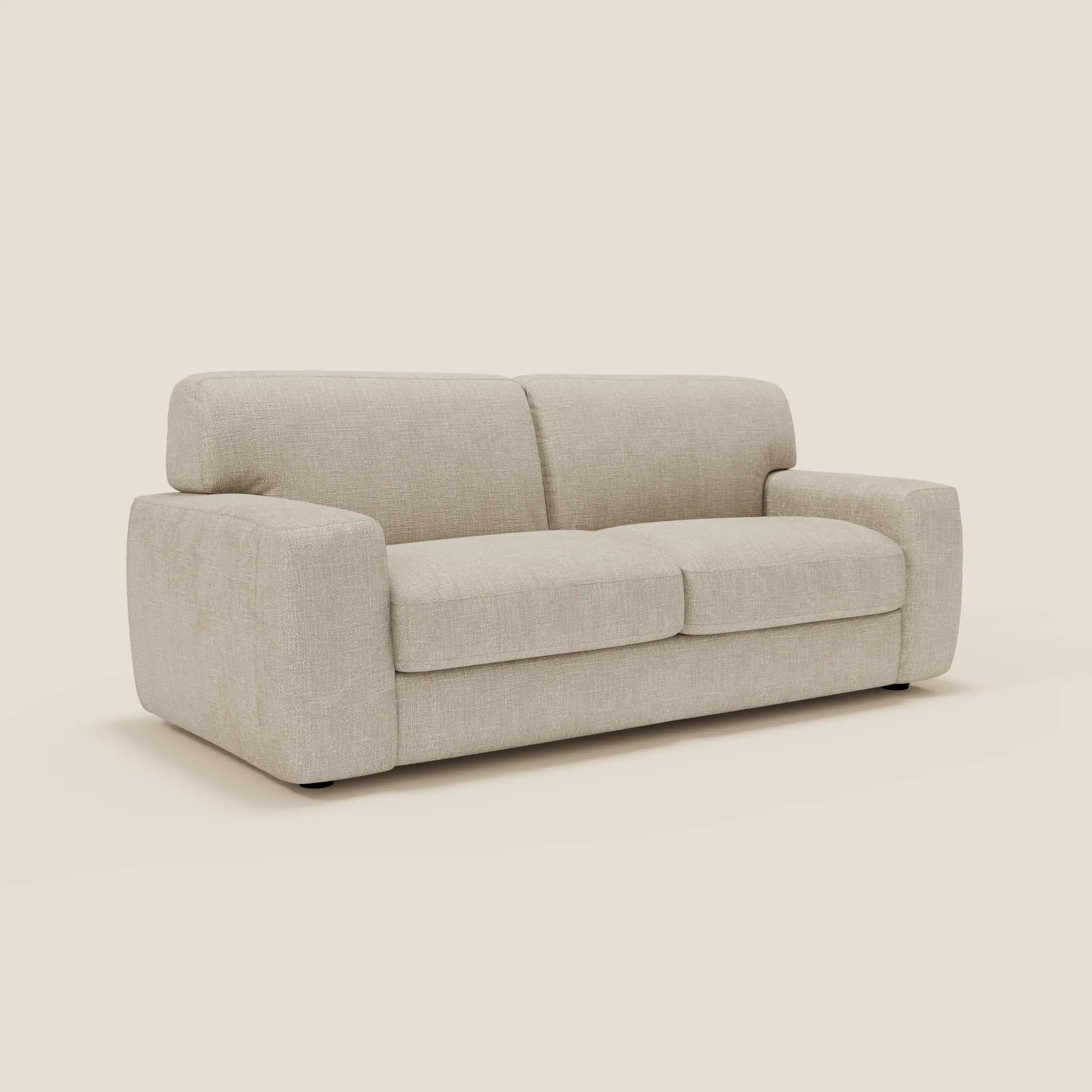 Il letto materasso Cloud Divano H17 cm di Divani.Store è caratterizzato da bordi morbidi e arrotondati, ampi braccioli imbottiti e cuscini di seduta/schienale in tessuto panna T06 resistente all'acqua: un design moderno e compatto per un comfort quotidiano.