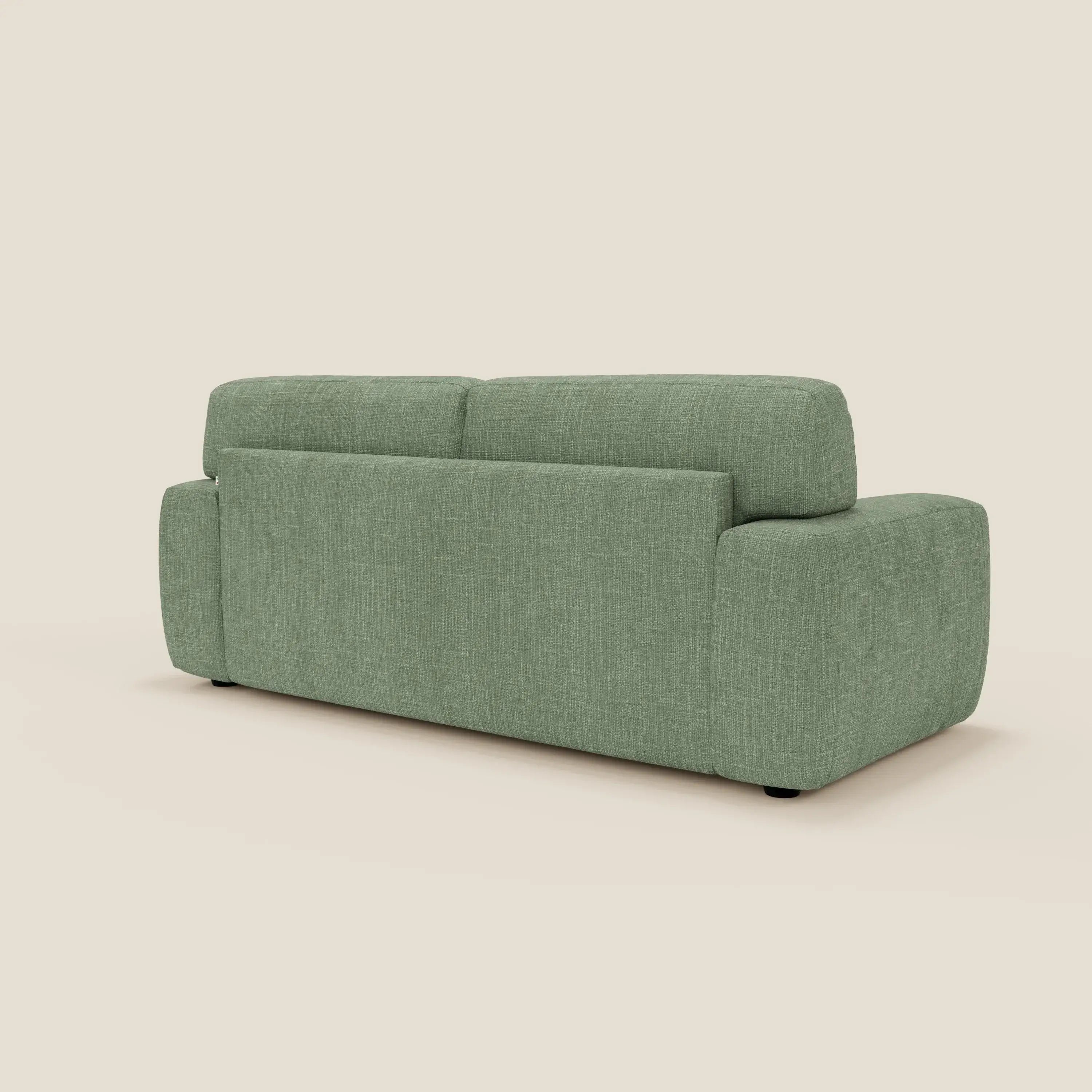 Cloud Divano letto materasso H17 cm di Divani.Store è presentato nella parte posteriore in tessuto impermeabile verde chiaro T06, con un design moderno e squadrato con ampi braccioli, profilo basso e morbidi cuscini su sfondo beige.