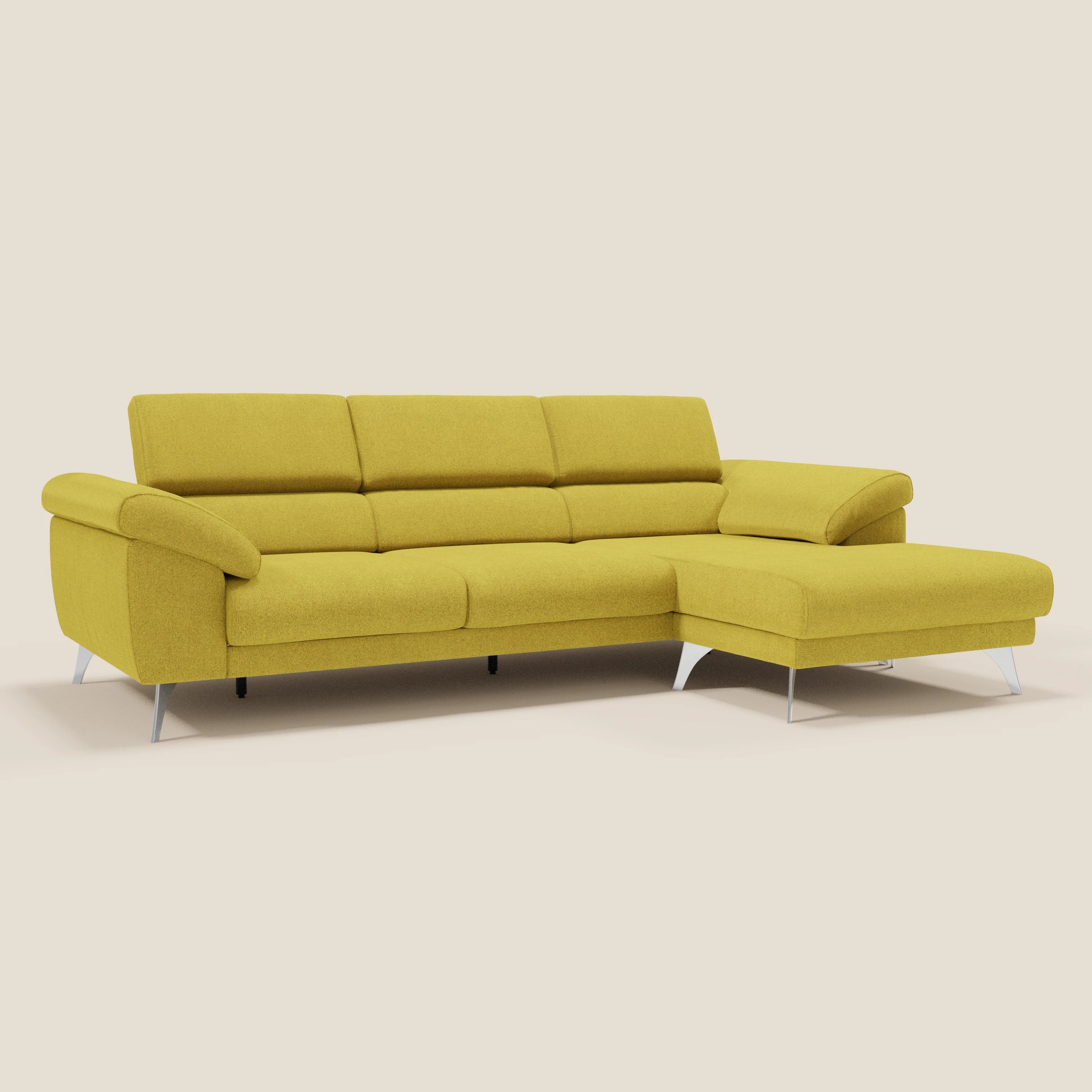 Il Donatello Divano angolare di Divani.Store, in tessuto smacchiabile T23 giallo sole, offre sedute scorrevoli, braccioli contenitore e poggiatesta per 5 posti con chaise longue destra e gambe in metallo su sfondo beige chiaro.
