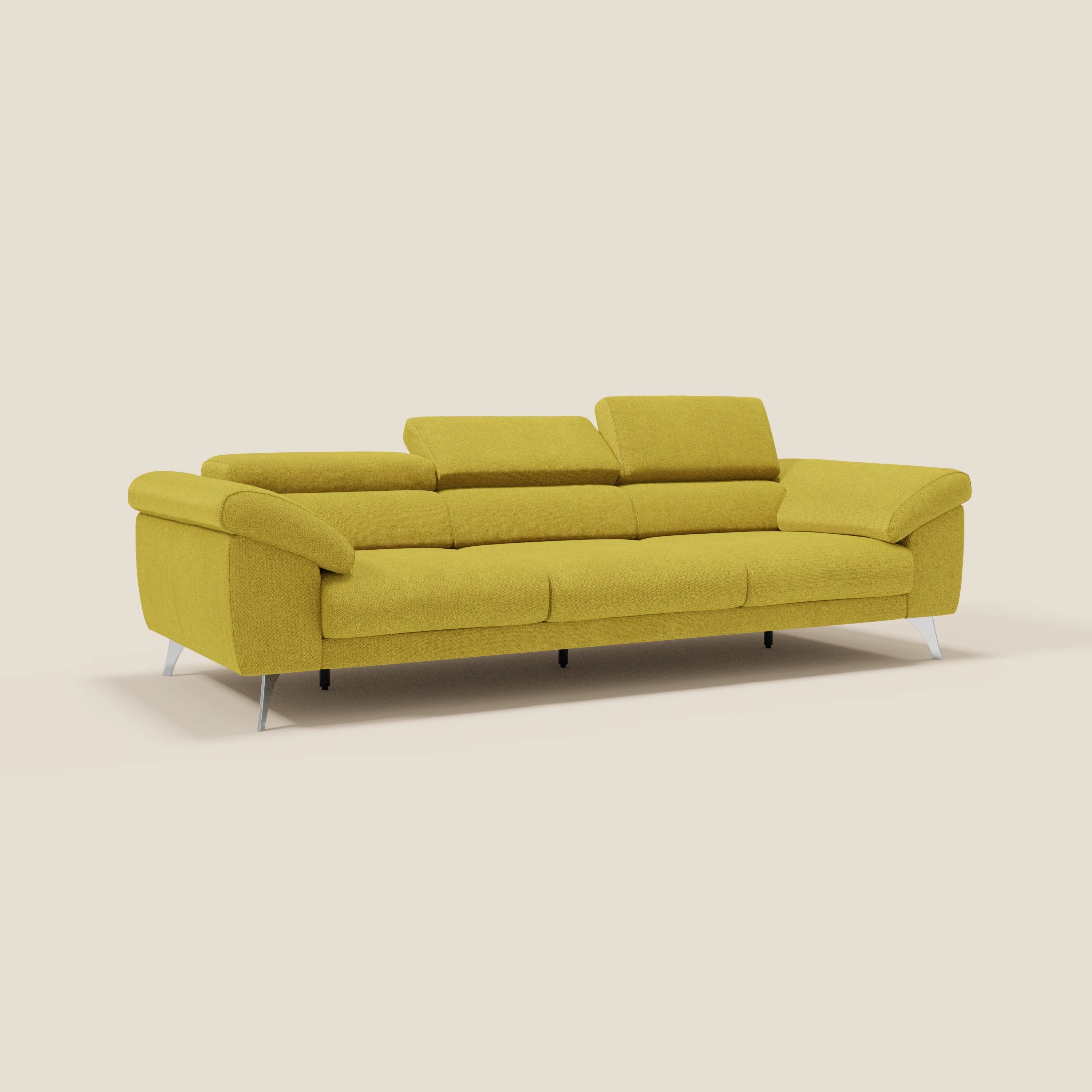 Il divano Donatello di Divani.Store, in tessuto smacchiabile T23 giallo sole, con 3 sedute allungabili, braccioli contenitore e poggiatesta reclinabili, è mostrato su sfondo beige chiaro. Design moderno e confortevole per quattro persone.