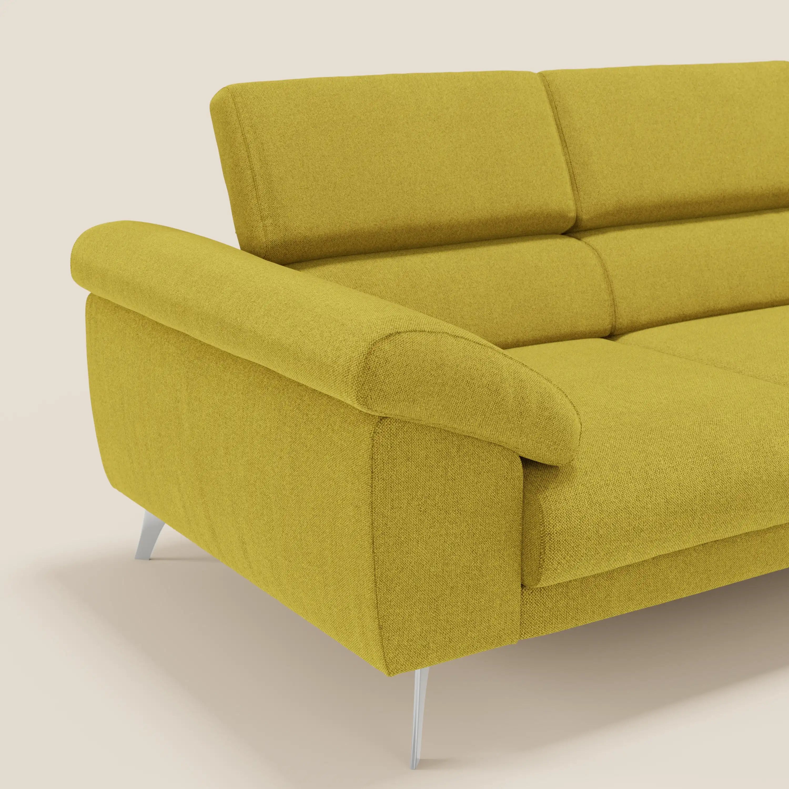 Primo piano del divano Donatello di Divani.Store in suola T23 giallo, con 3 sedute allungabili, braccioli contenitore, poggiatesta reclinabili e tessuto smacchiabile, su sfondo beige chiaro.