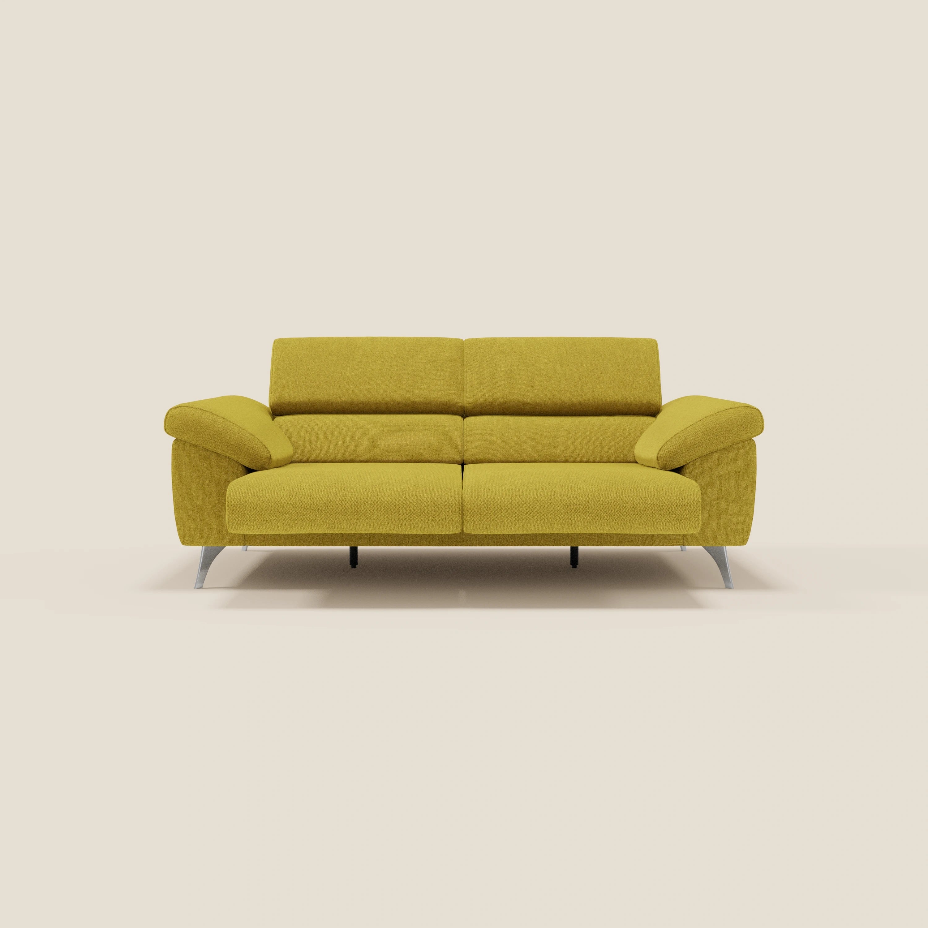 Un divano Donatello di Divani.Store in smacchiabile suola T23 giallo si trova al centro di uno sfondo beige. È caratterizzato da sedute allungabili, braccioli contenitore, poggiatesta reclinabili, cuscini in peluche e gambe angolari in metallo dal design minimalista.