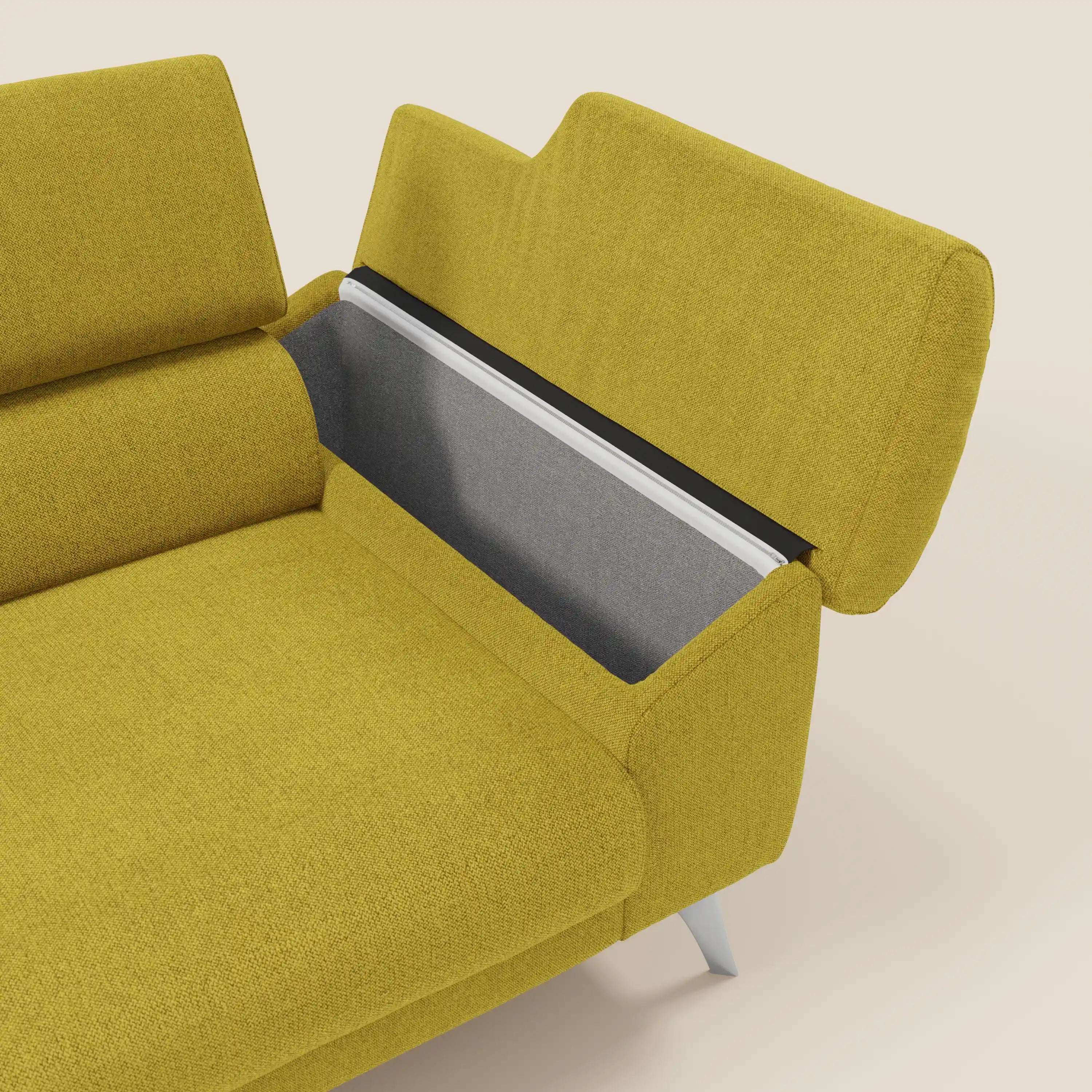Il divano Donatello di Divani.Store è caratterizzato da sedute allungabili, braccioli contenitore e poggiatesta reclinabili in tessuto smacchiabile T23 giallo sole, evidenziato da eleganti gambe bianche su sfondo chiaro.
