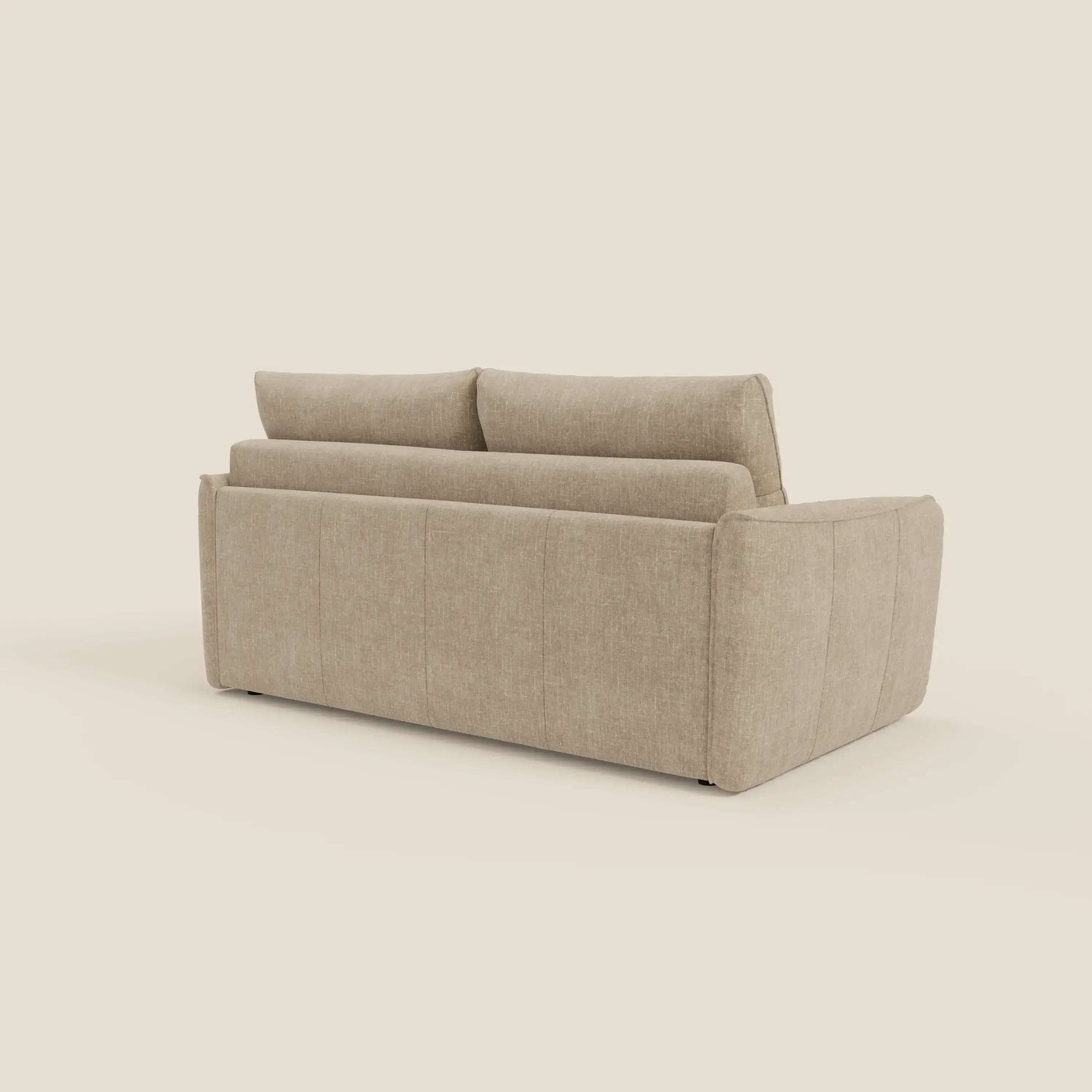 Il divano letto Elios con morbidi cuscini spalliera in tessuto smacchiabile T24 beige di Divani.Store è caratterizzato da una silhouette squadrata, ampi braccioli e morbidi cuscini di schienale per un comfort elegante su uno sfondo chiaro e neutro.