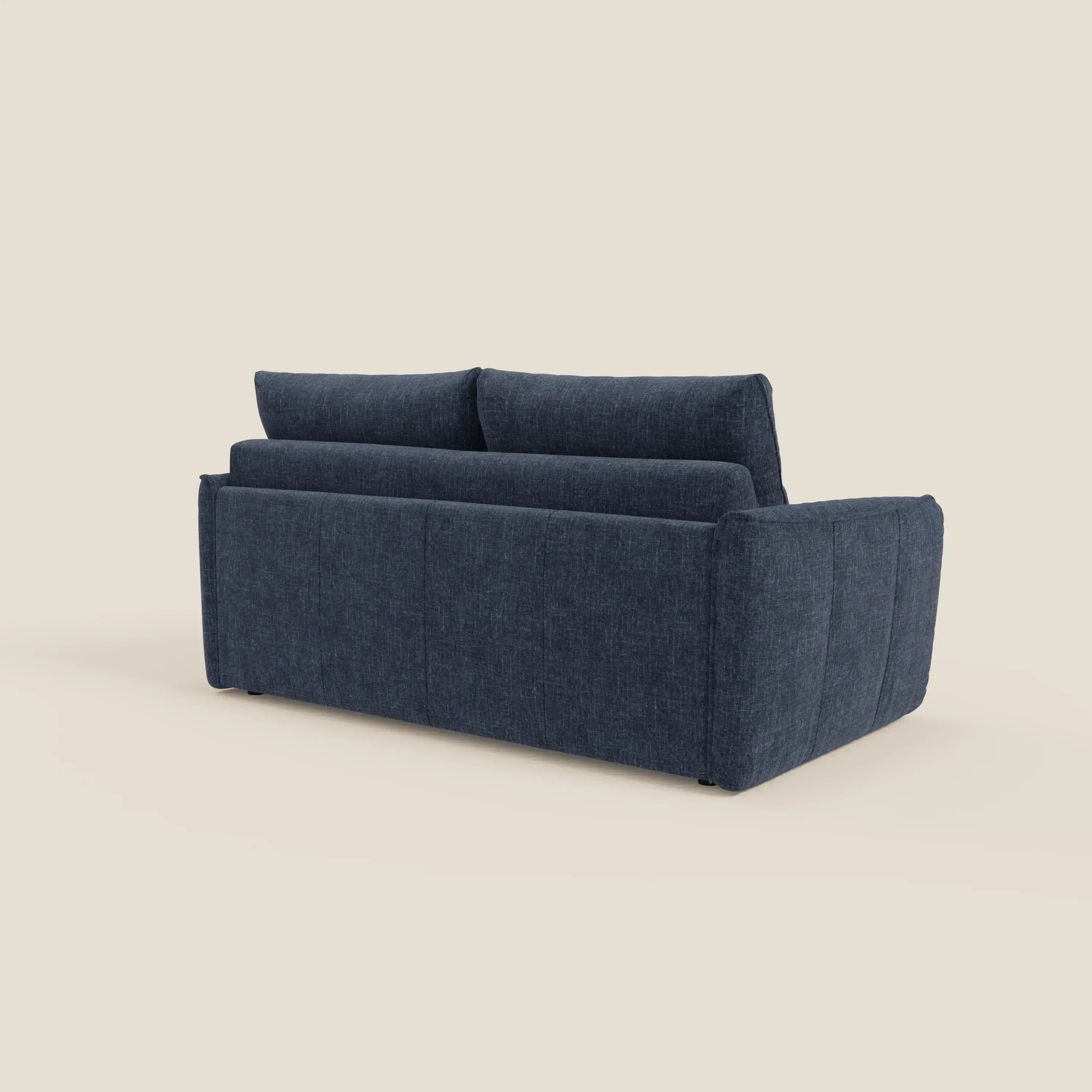 Elios Divano letto di Divani.Store è presentato nella versione posteriore in tessuto smacchiabile blu notte, con cuscini di schienale rettangolari e ampi braccioli per il massimo comfort su uno sfondo beige chiaro.