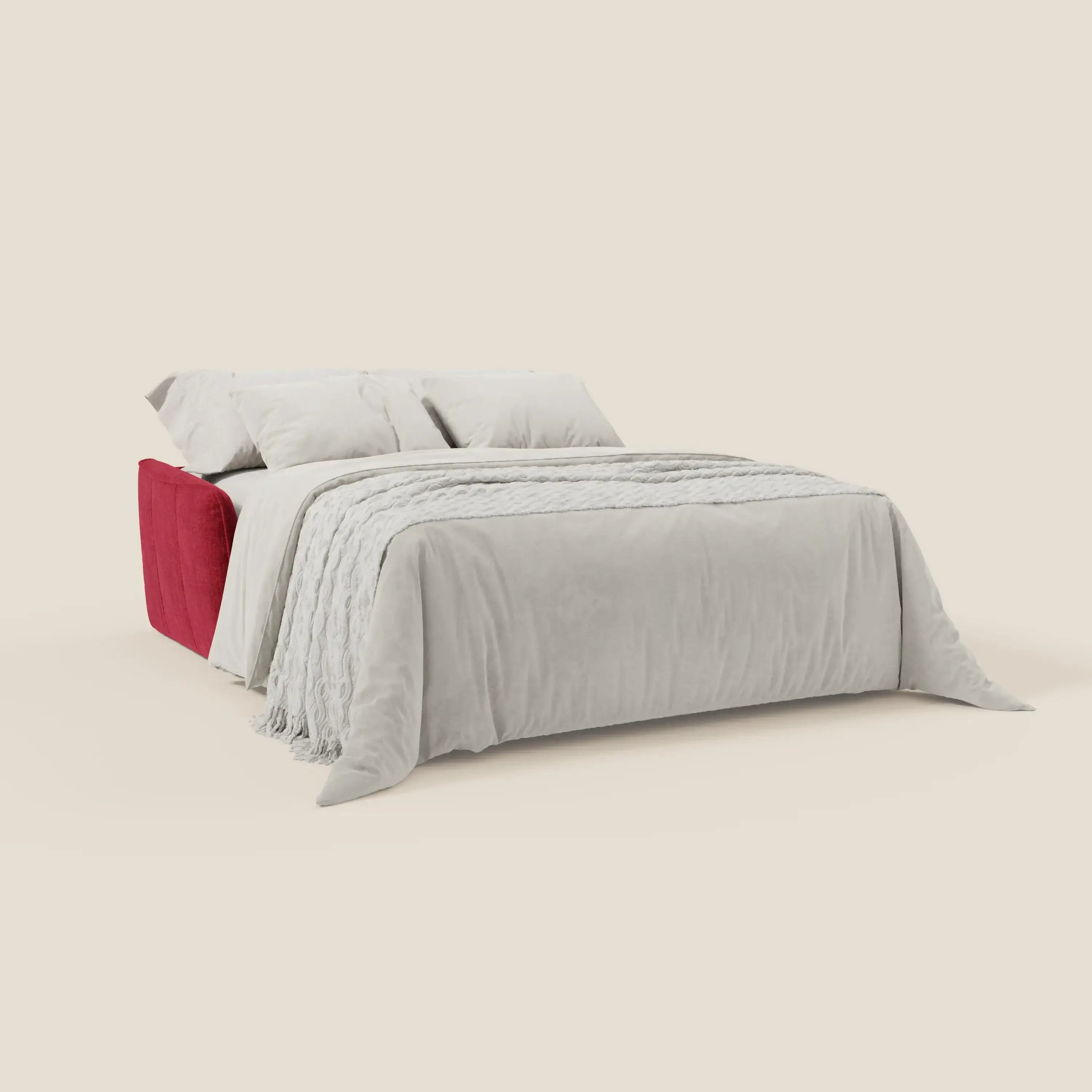 Il letto Elios Divano di Divani.Store è caratterizzato da morbidi cuscini spalliera in tessuto smacchiabile T24 rosso bordeaux, ordinatamente realizzato con una soffice biancheria da letto grigio chiaro, due cuscini e un giaciglio strutturato su uno sfondo bianco sporco.