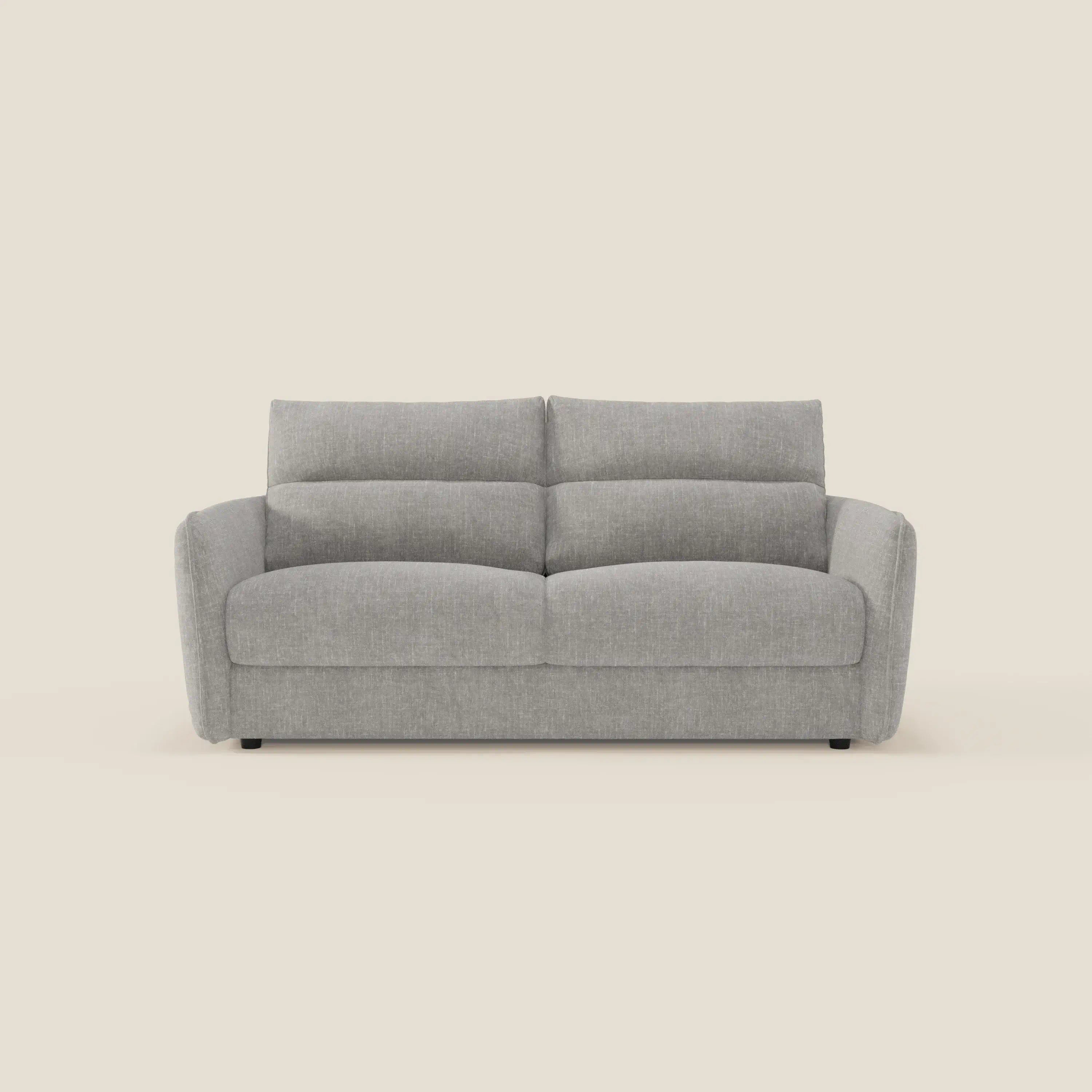 Il letto Elios Divano di Divani.Store è caratterizzato da cuscini morbidi spalliera in tessuto smacchiabile T24 grigio e offre un design pulito e minimalista che può ospitare comodamente due o tre persone.