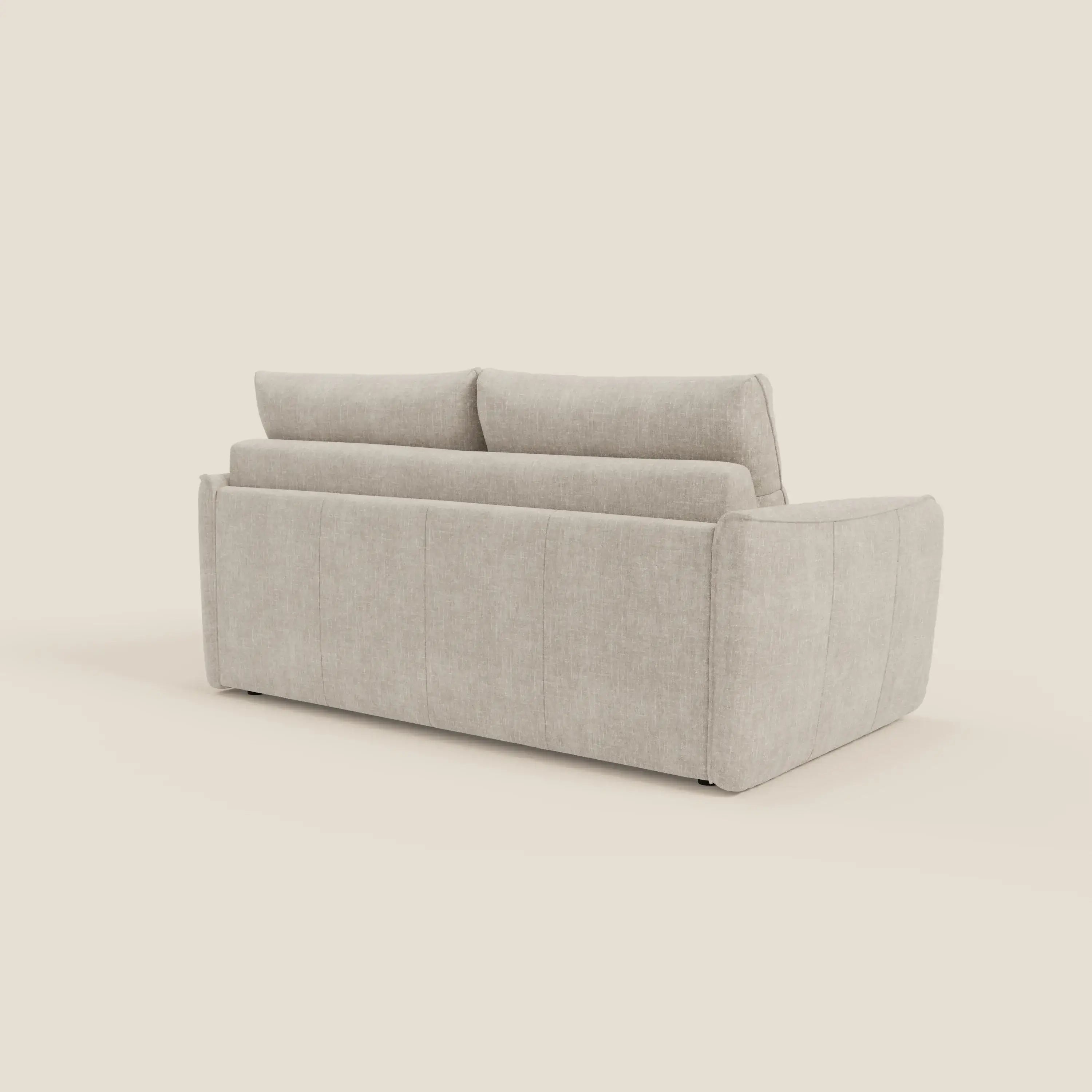 Il letto Elios Divano di Divani.Store, in tessuto smacchiabile T24 bianco latte, ha morbidi cuscini spalliera, profondi cuscini di seduta e braccioli ampi arrotondati. Vista posteriore su sfondo liscio bianco sporco.