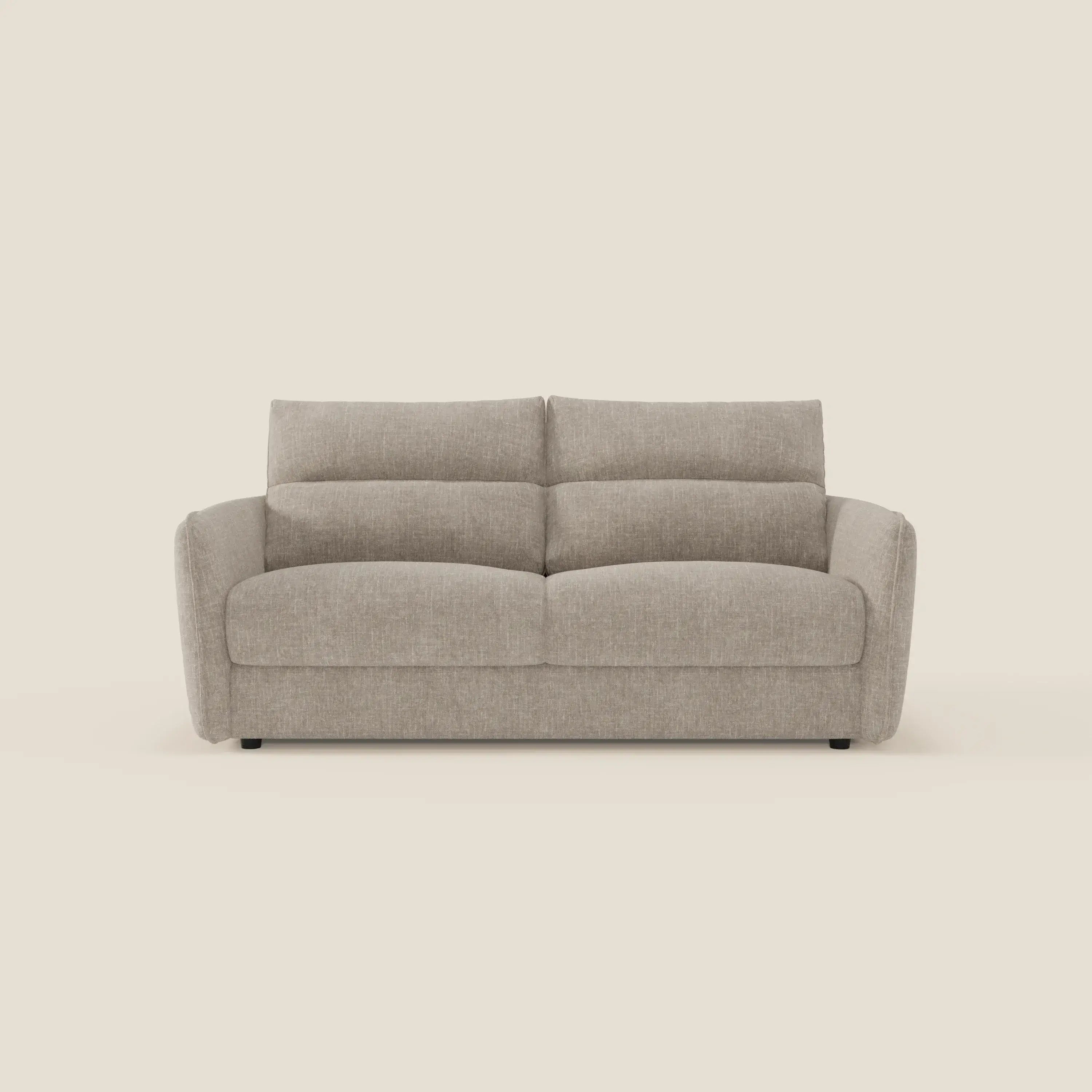 Il divano letto Elios con morbidi cuscini spalliera in tessuto smacchiabile T24 lino chiaro di Divani.Store è caratterizzato da sedute morbide, braccioli curvi e un design minimalista, che offre un look accogliente ma contemporaneo su uno sfondo bianco sporco.