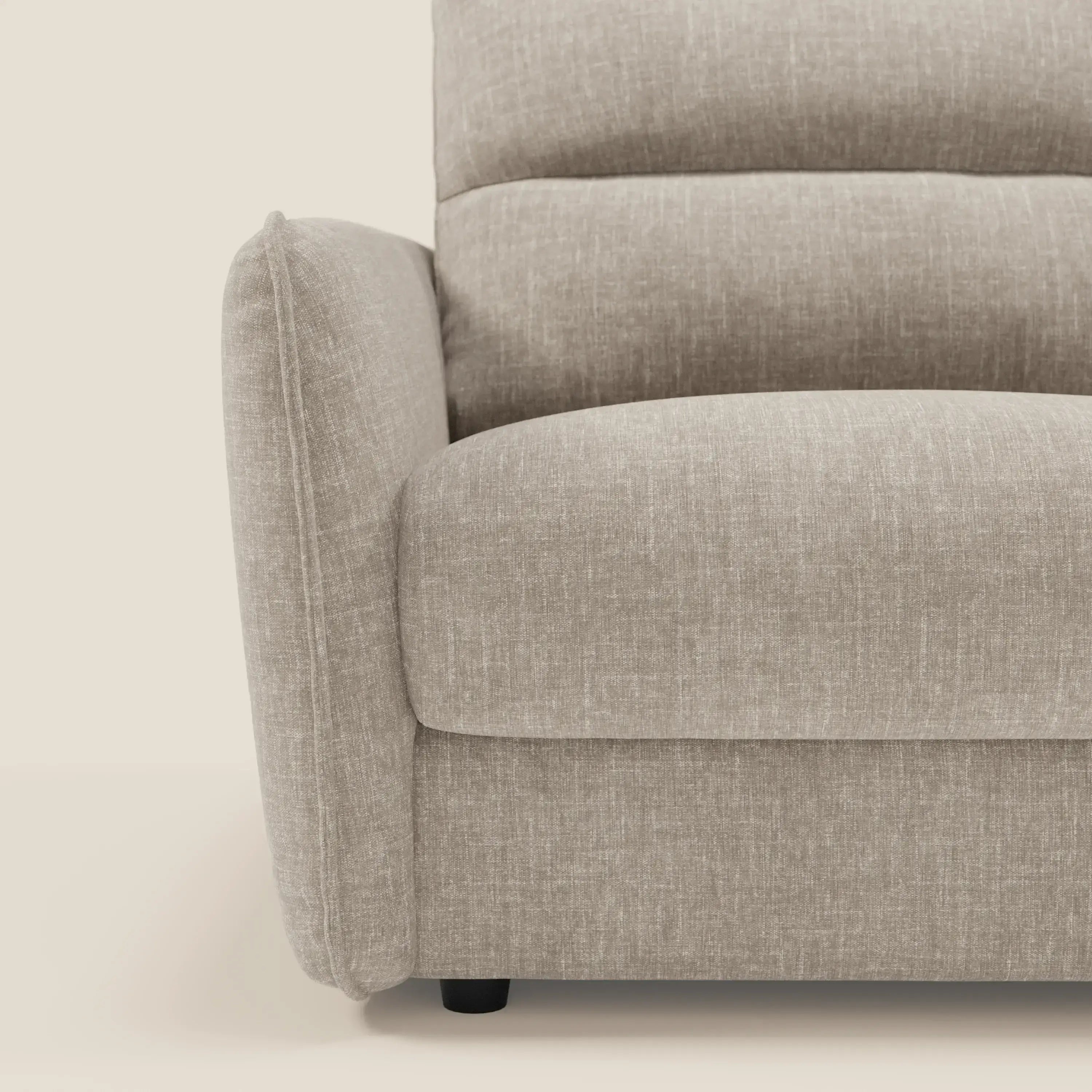 Primo piano del lato sinistro di Elios Divano letto di Divani.Store in tessuto smacchiabile T24 lino chiaro, caratterizzato da morbidi cuscini di schienale, texture a vista, sottili cuciture orizzontali e spessi braccioli imbottiti su uno sfondo minimalista.