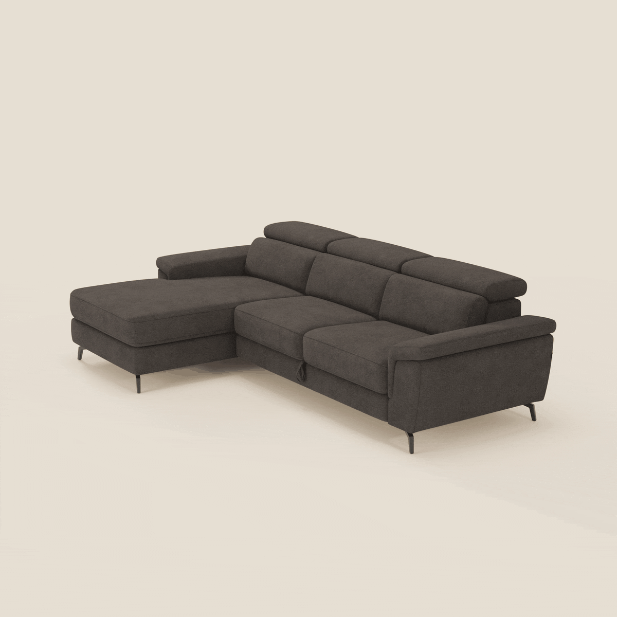 L'Estro Divano estraibile con chaise-longue e poggiatesta reclinabili in tessuto impermeabile T14 marrone di Divani.Store è caratterizzato da un design moderno e minimalista con gambe sottili in metallo nero, braccioli bassi e larghi, e si colloca su uno sfondo beige chiaro.