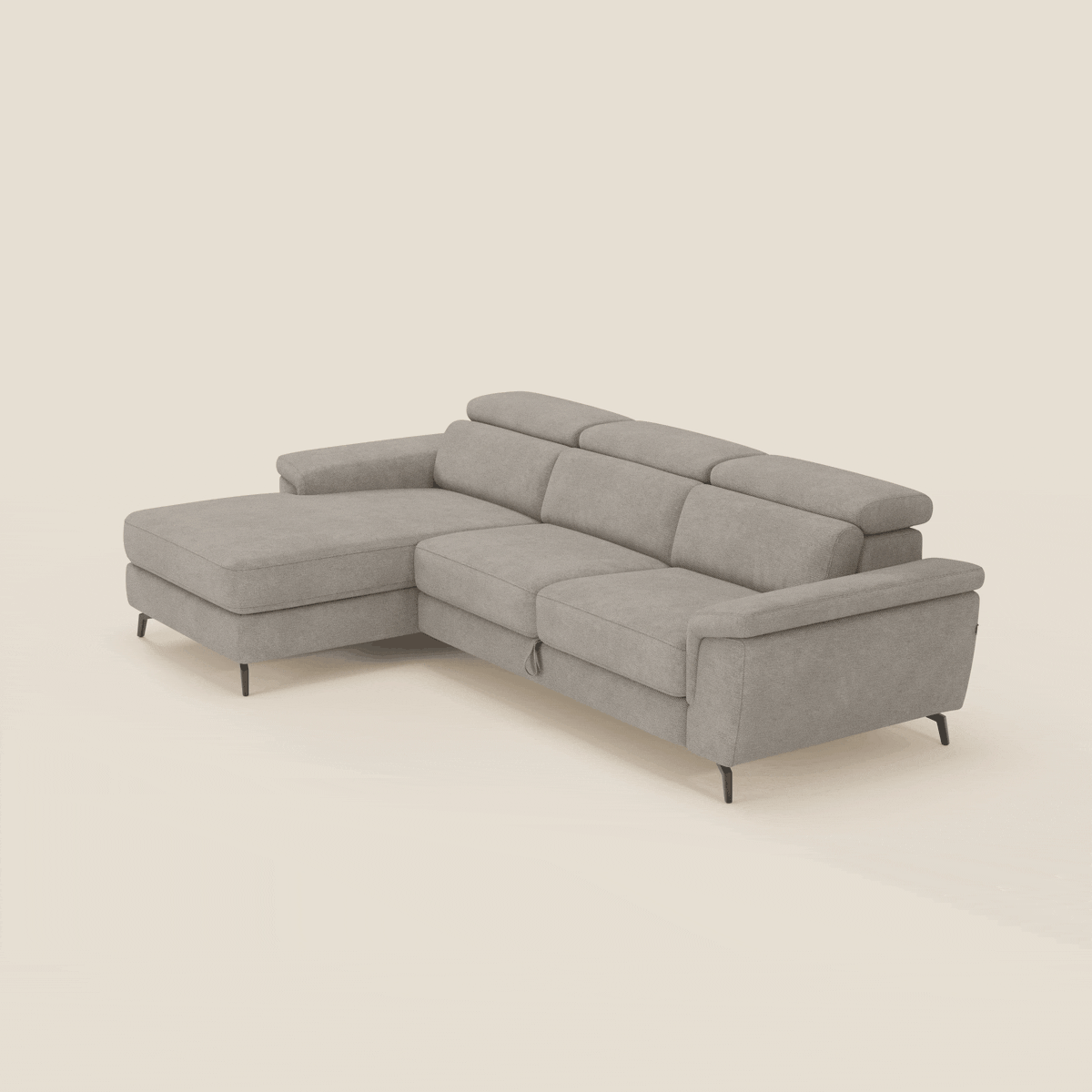Il divano Estro estraibile con chaise-longue e poggiatesta reclinabili in tessuto impermeabile T14 tortora di Divani.Store è caratterizzato da una forma a L minimale e contemporanea con sedute imbottite e sottili gambe in metallo nero su sfondo chiaro.