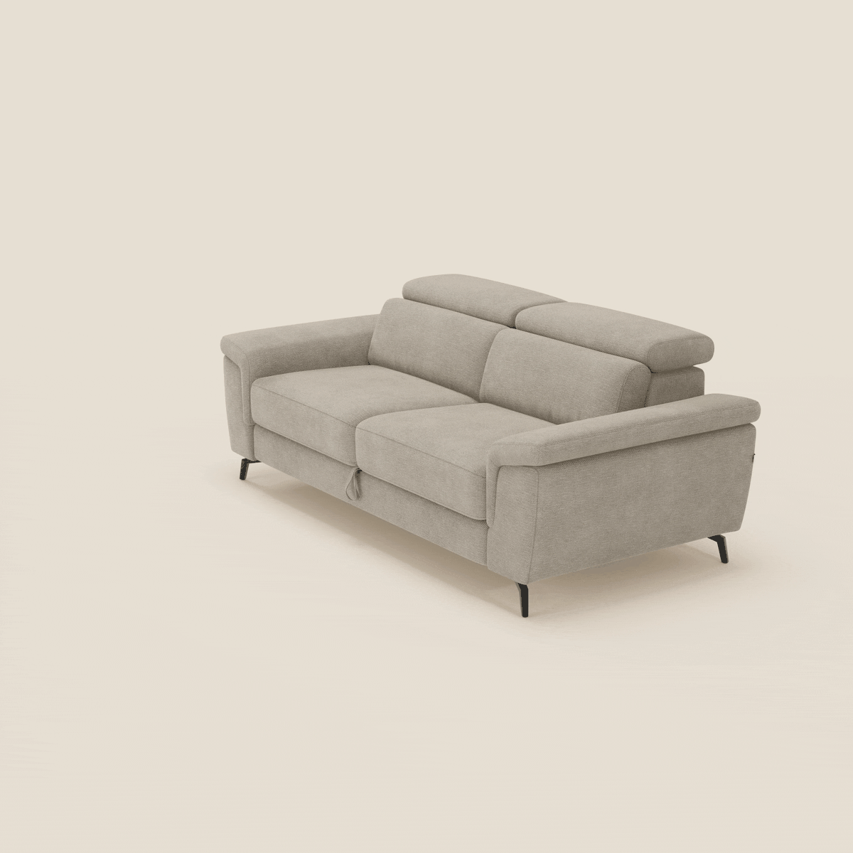 L'Estro Divano 3 posti con pouf estraibile di Divani.Store, in tessuto impermeabile T14 beige con poggiatesta reclinabili, ampi braccioli e gambe in metallo nero, è caratterizzato da un design minimalista che ospita da due a tre persone.