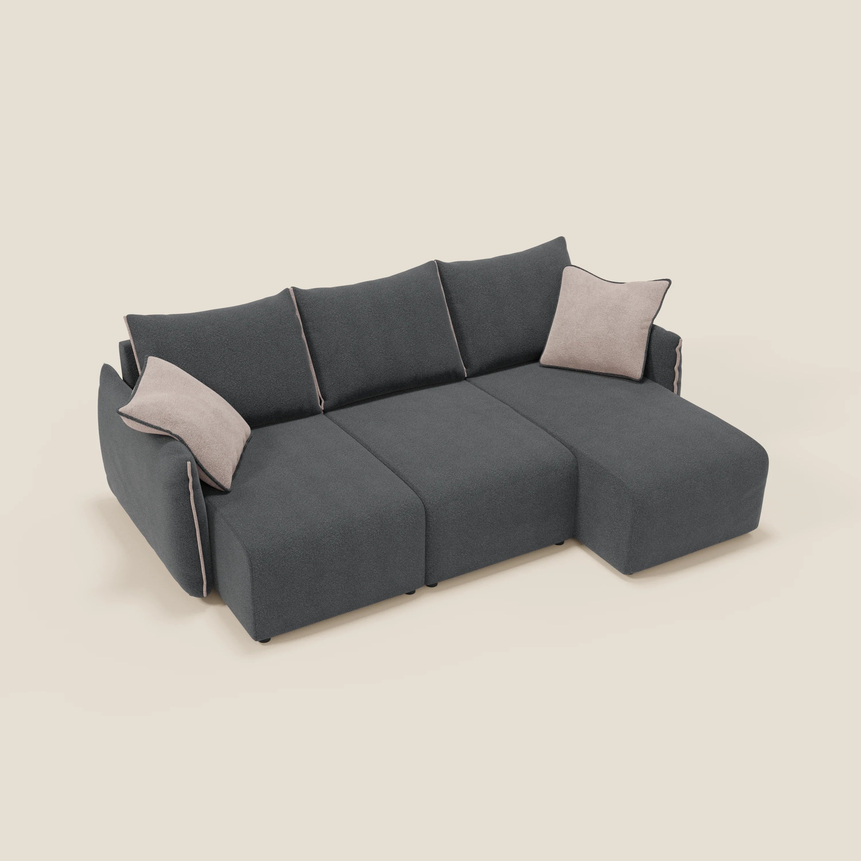 Flexar di Divani.Store è un moderno divano componibile reversibile grigio scuro in bouclé impermeabile, caratterizzato da tre sedute allungate, tre ampi cuscini di schienale, due cuscini d'accento beige chiaro e una chaise sul lato destro per un design a L.