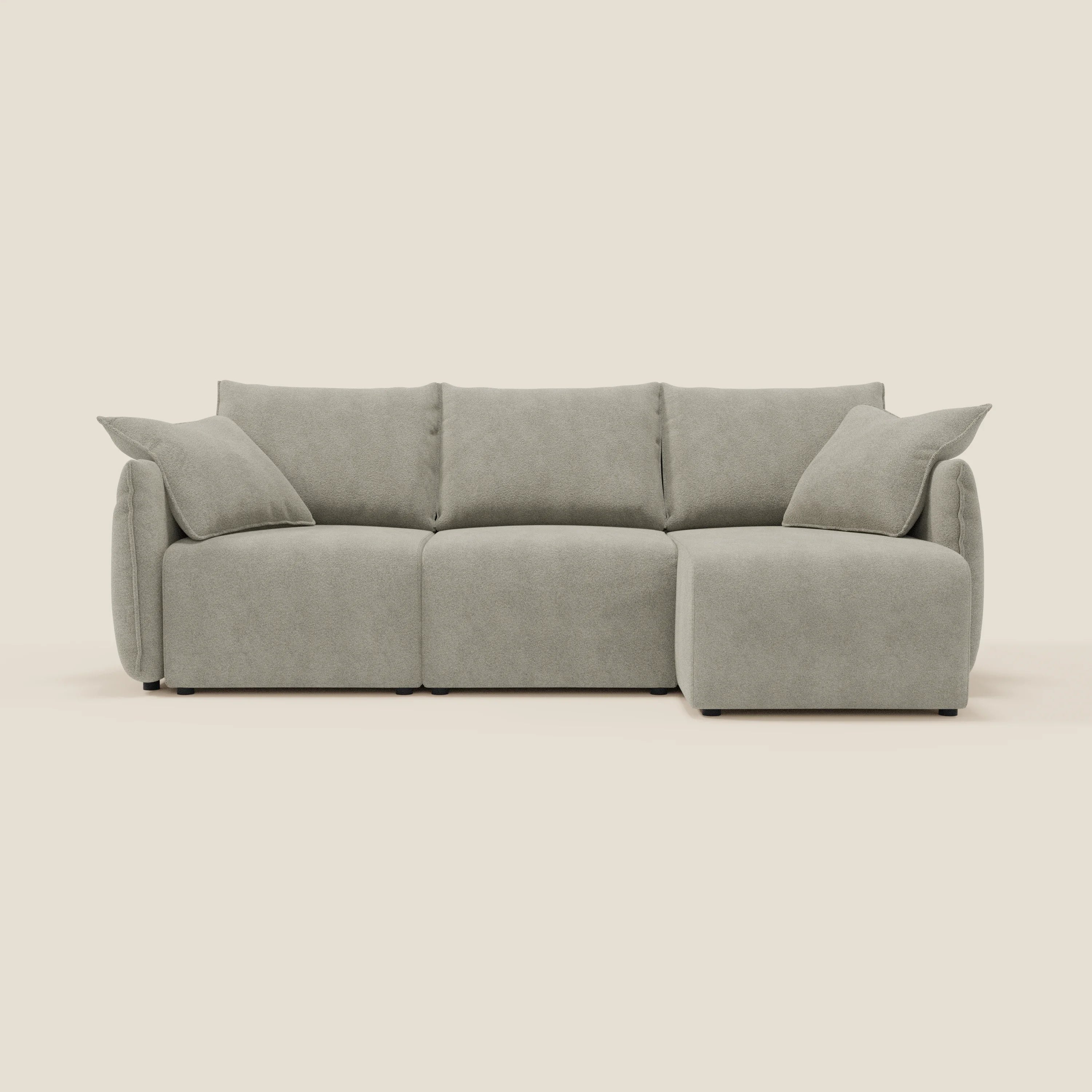 Il divano angolare reversibile Flexar di Divani.Store è caratterizzato da sedute allungabili e cuscini in morbido bouclé beige T07, resistente all'acqua. La chaise lounge aggiunge comfort, mentre il fondo bianco sporco ne sottolinea il design minimalista.