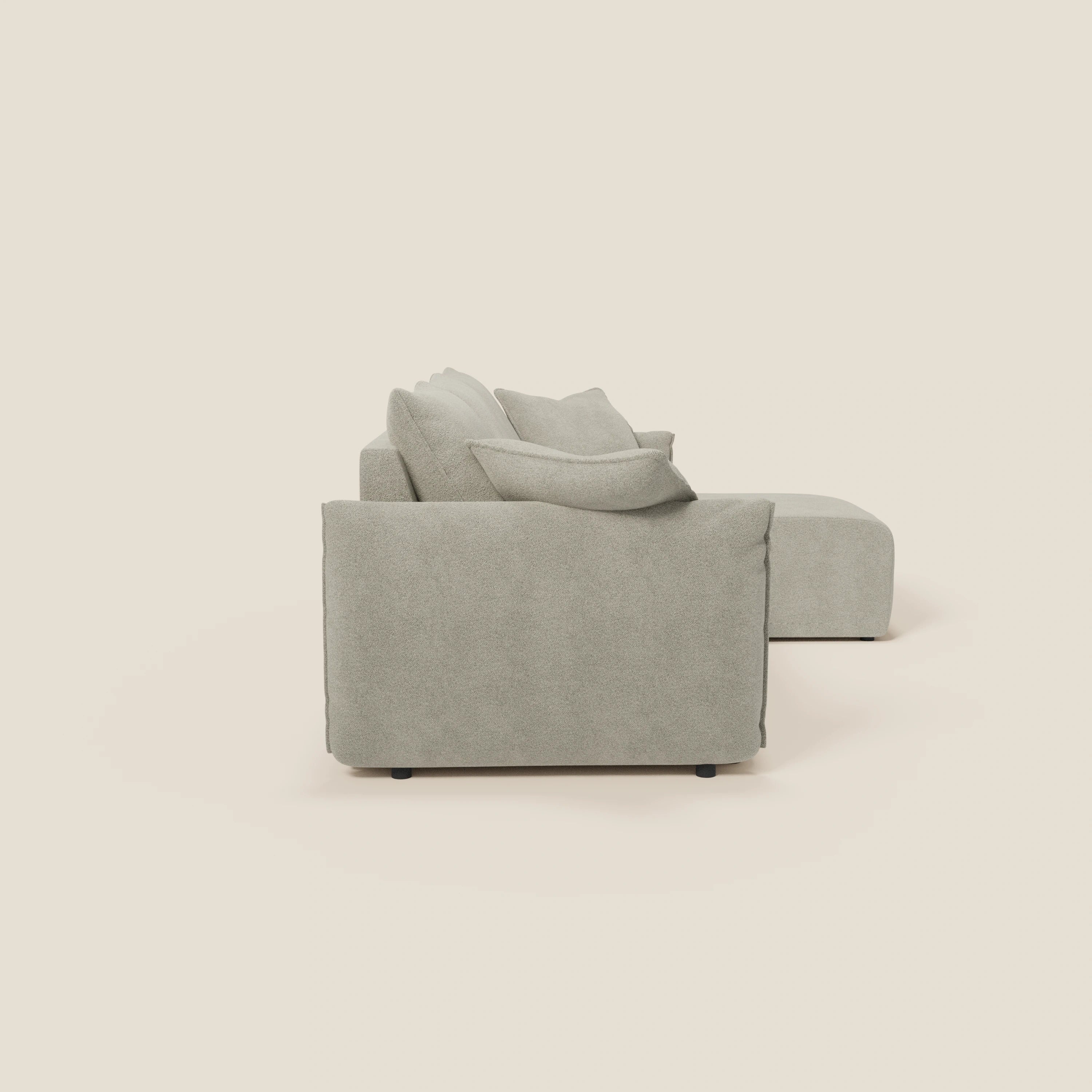 Flexar Divano angolare reversibile di Divani.Store è presentato lateralmente su sfondo beige, con sedute allungabili, comfort in piuma d'oca e chaise longue in morbido bouclé impermeabile beige T07.