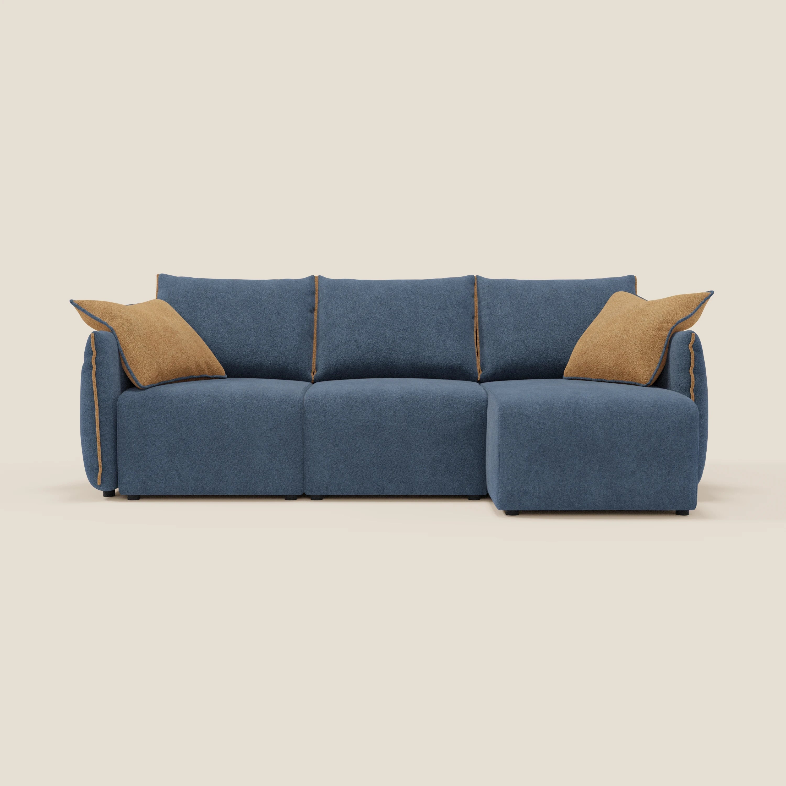 Il divano angolare reversibile Flexar di Divani.Store è realizzato in bouclé impermeabile blu-arancio T07, è dotato di sedute allungabili, tre cuscini seduta/schienale, prolunga della chaise longue destra e due cuscini di appoggio color tan: un comfort perfetto su uno sfondo bianco sporco.