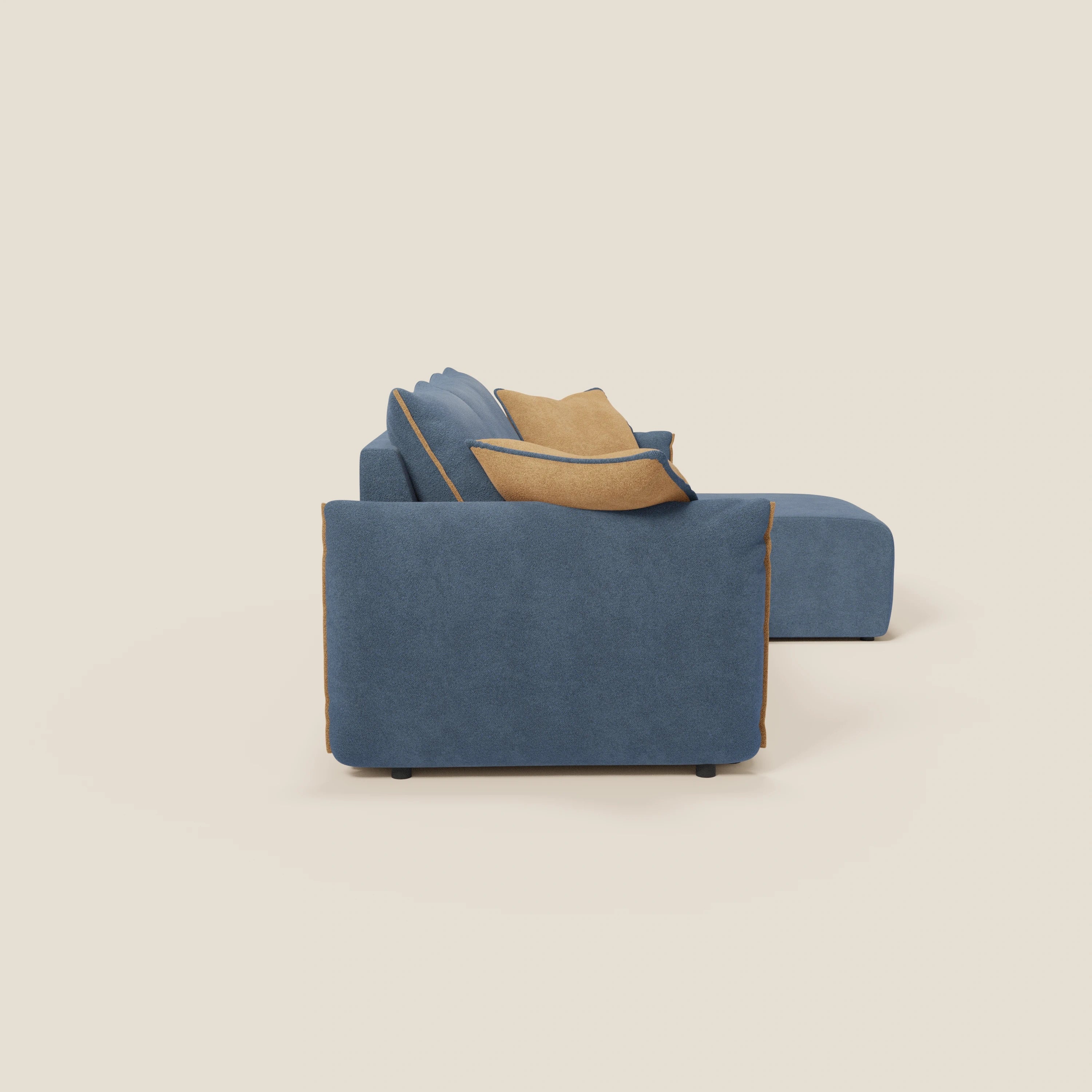 Vista laterale del Flexar Divano angolare reversibile di Divani.Store in bouclé blu impermeabile T07 con finiture arancioni e cuscini d'accento, caratterizzato da sedute con cuscini estesi e comfort Piuma d'Oca e da un design elegante e contemporaneo.