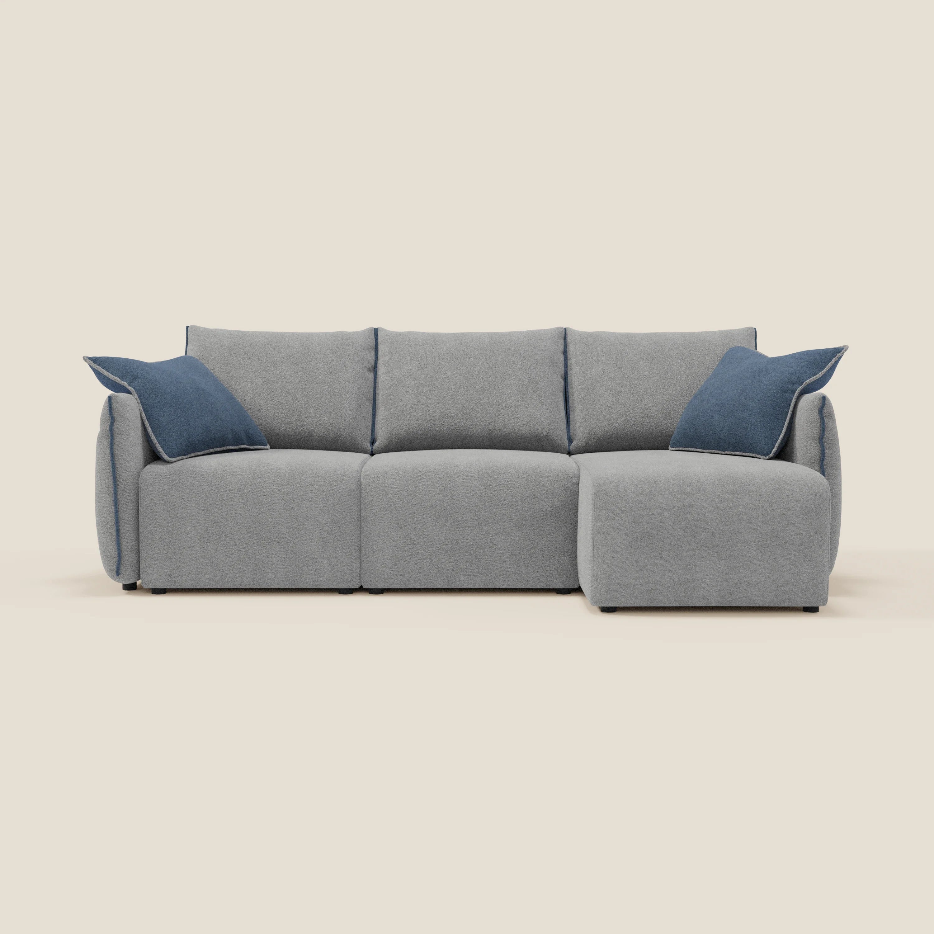 Il divano angolare reversibile Flexar di Divani.Store è caratterizzato da un morbido tessuto bouclé impermeabile in grigio-blu (T07), tre cuscini di schienale, due cuscini blu e una chaise lounge sul lato destro, perfettamente confortevole per qualsiasi spazio abitativo.