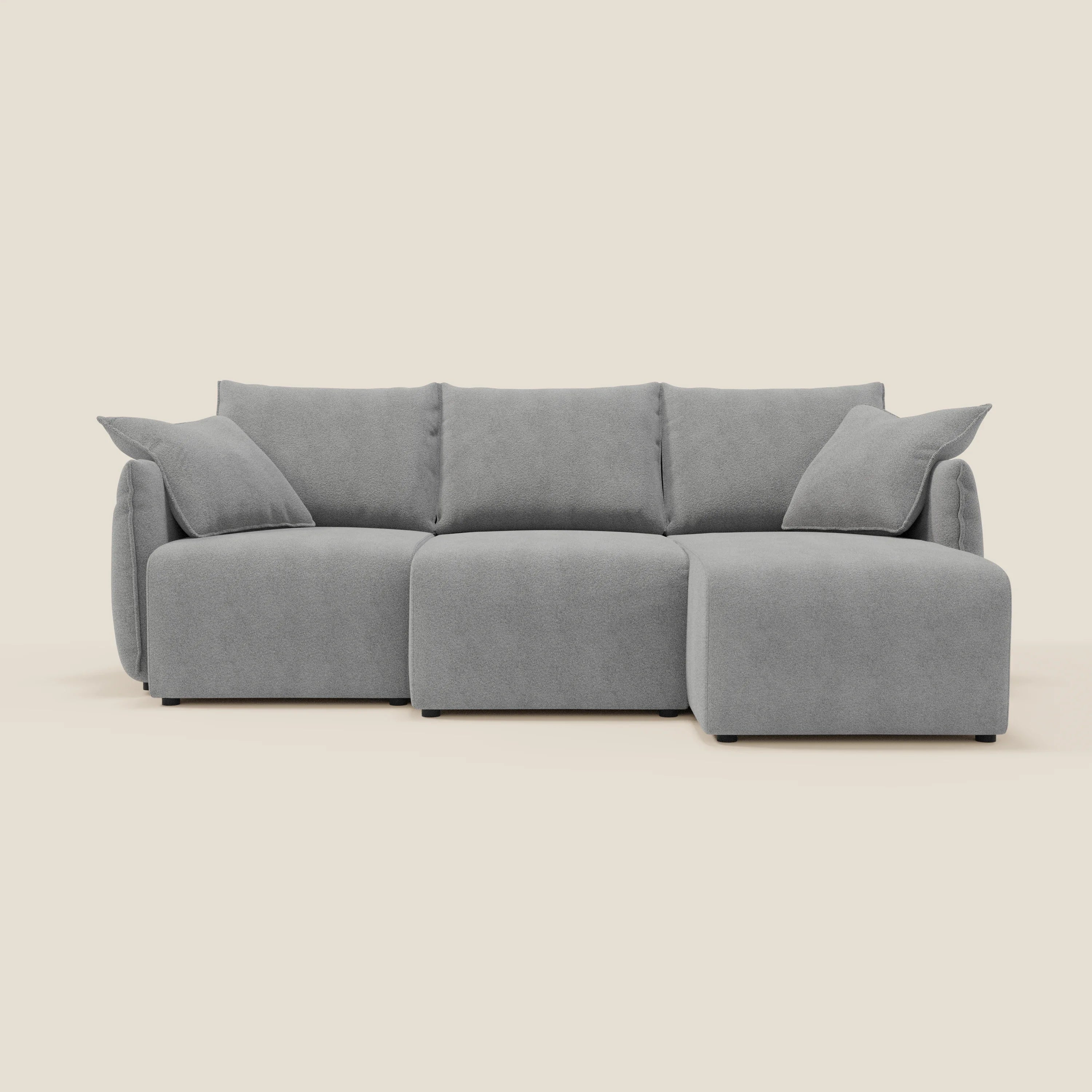 Il Flexar Divano angolare reversibile con sedute allungabili in bouclé morbido impermeabile T07 grigio di Divani.Store offre comfort personalizzato con ampi braccioli e due cuscini su sfondo bianco, per tre posti e chaise longue destra.
