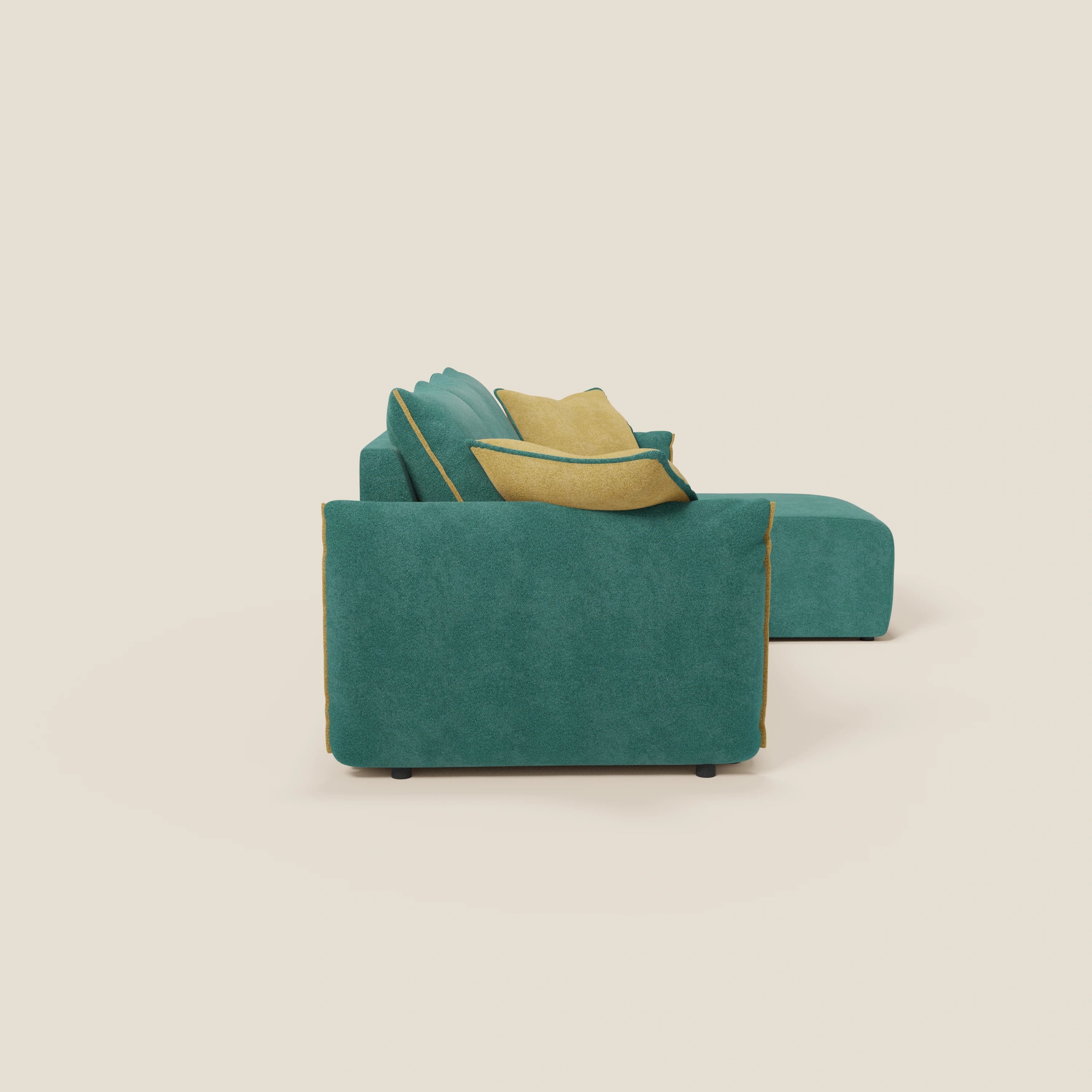 Il Flexar Divano angolare reversibile di Divani.Store, presentato lateralmente in bouclé morbido impermeabile T07 verde-giallo con profili gialli e cuscini coordinati, presenta linee pulite e un design moderno su uno sfondo bianco sporco.