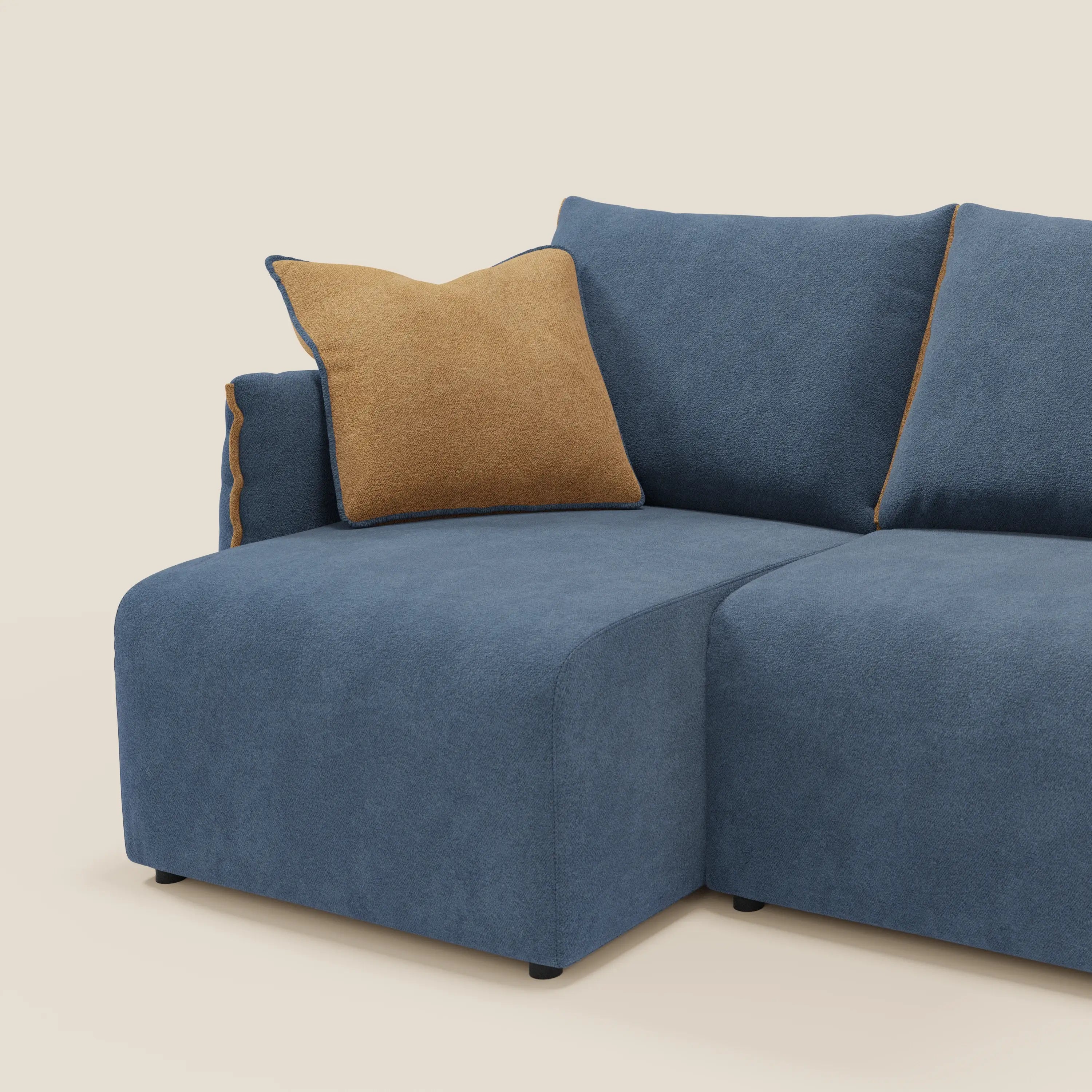 Il divano Flexar di Divani.Store è dotato di 3 sedute allungabili e di una chaise longue sinistra, rivestite in bouclé impermeabile T07 blu-arancio con schienale in piuma d'oca. Un unico cuscino marrone poggia sul bracciolo sinistro, su uno sfondo beige per uno stile minimalista.