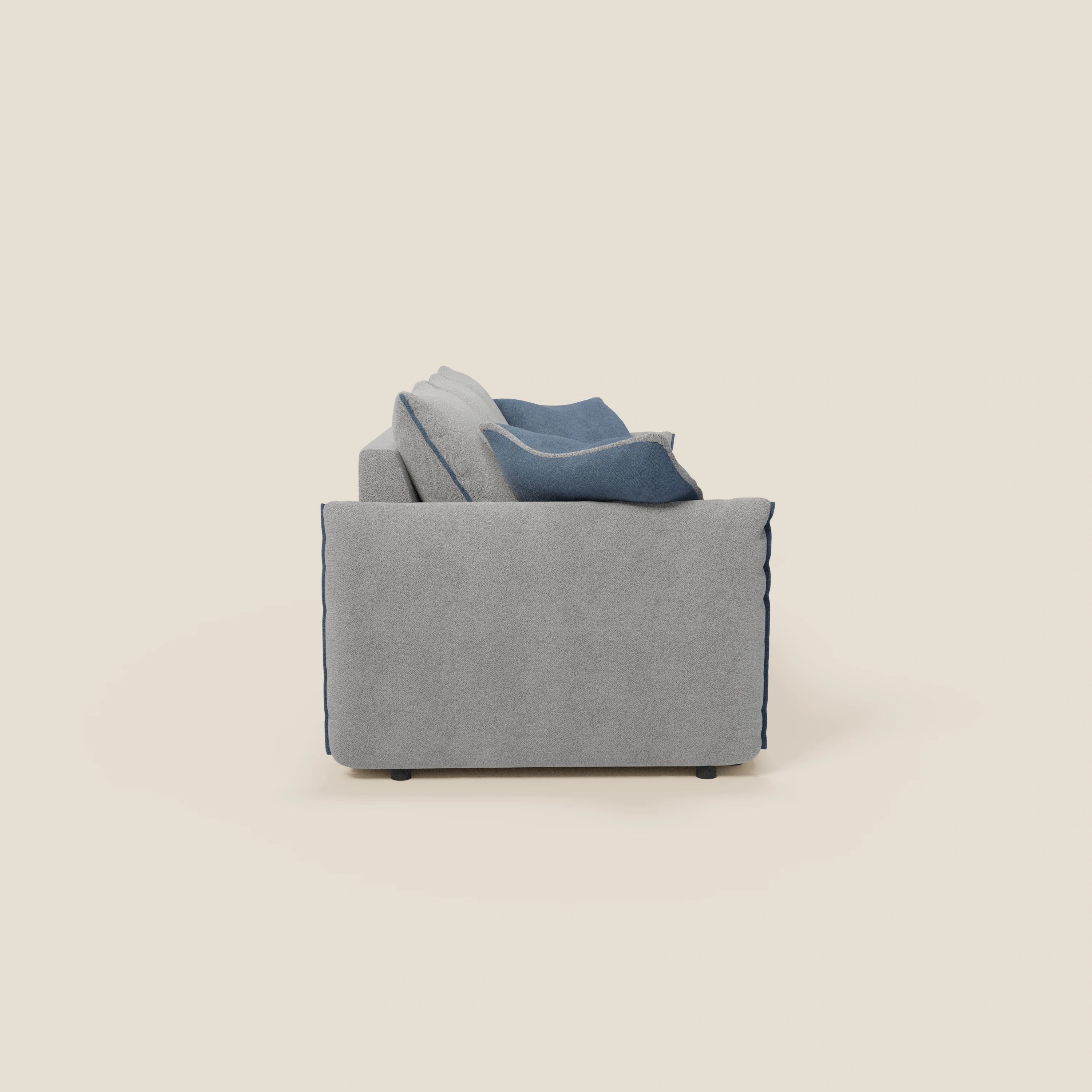 Vista laterale del divano Flexar di Divani.Store con 3 sedute allungabili, schienale in piuma d'oca, in bouclé impermeabile T07 grigio-blu. Design minimalista e squadrato con gambe corte, su sfondo crema.