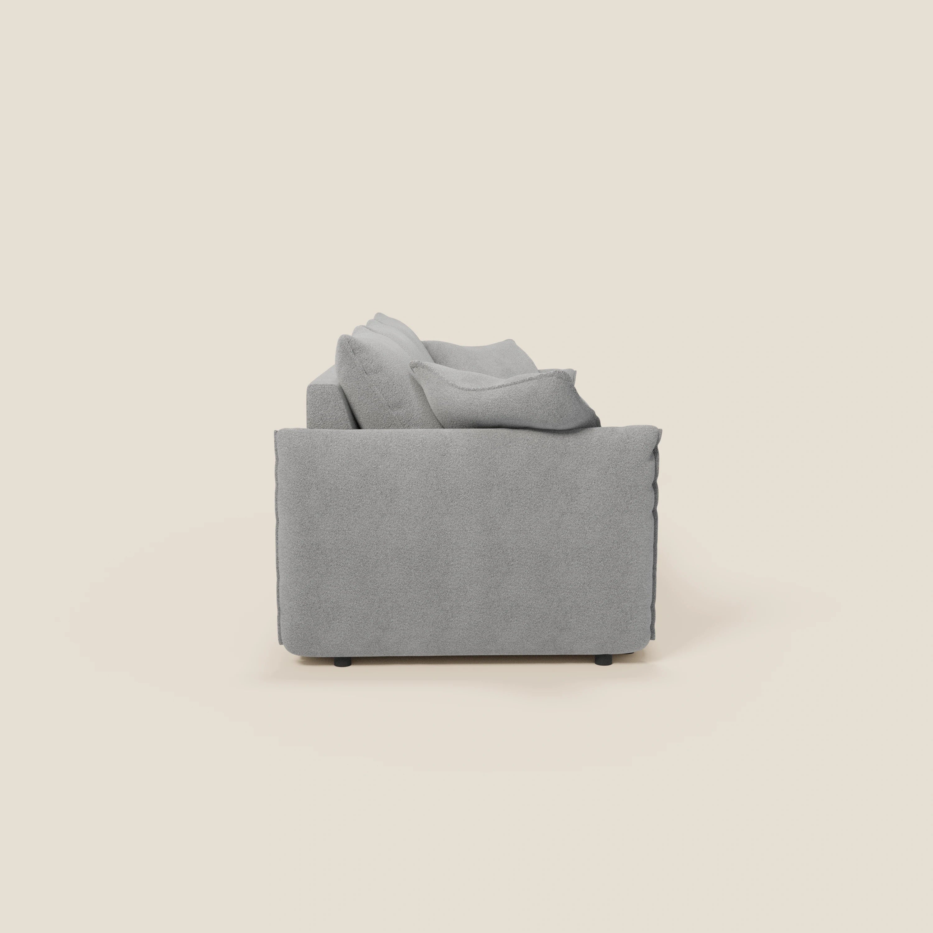 Il divano Flexar con 3 sedute allungabili di Divani.Store, in bouclé impermeabile T07 grigio, è caratterizzato da spessi cuscini in piuma d'oca e da sottili gambe scure, mostrate lateralmente su uno sfondo tinta unita crema.