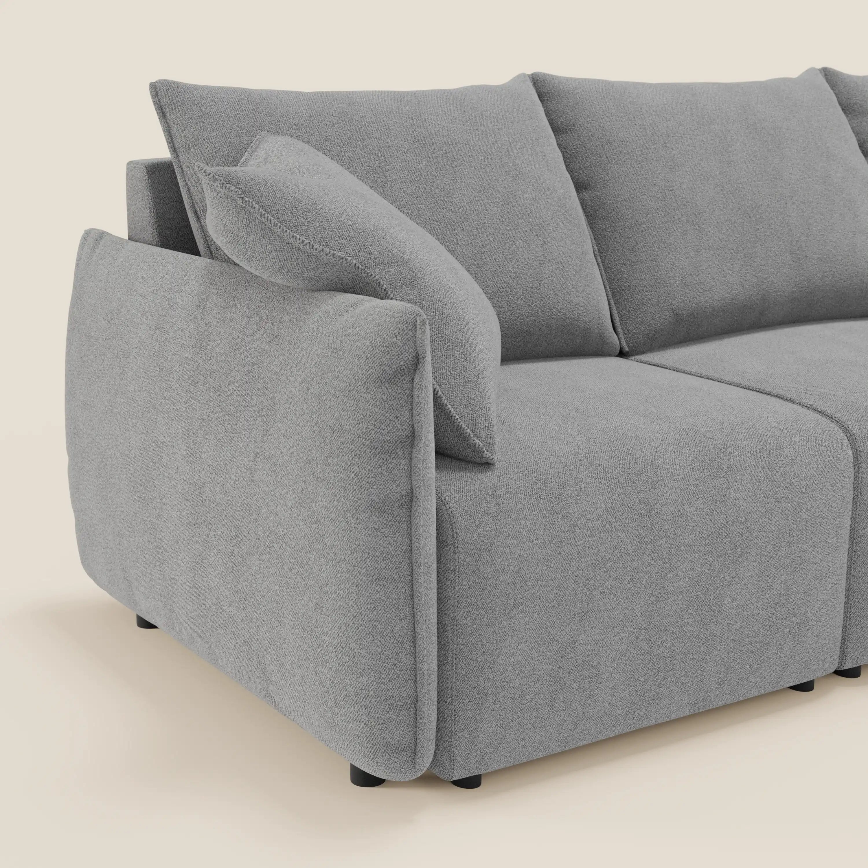 Il divano Flexar con 3 sedute allungabili di Divani.Store è caratterizzato da un look moderno in grigio chiaro, schienali in piuma d'oca, rivestimento impermeabile in bouclé T07, gambe nere a basso profilo e include due cuscini di schienale e uno laterale.