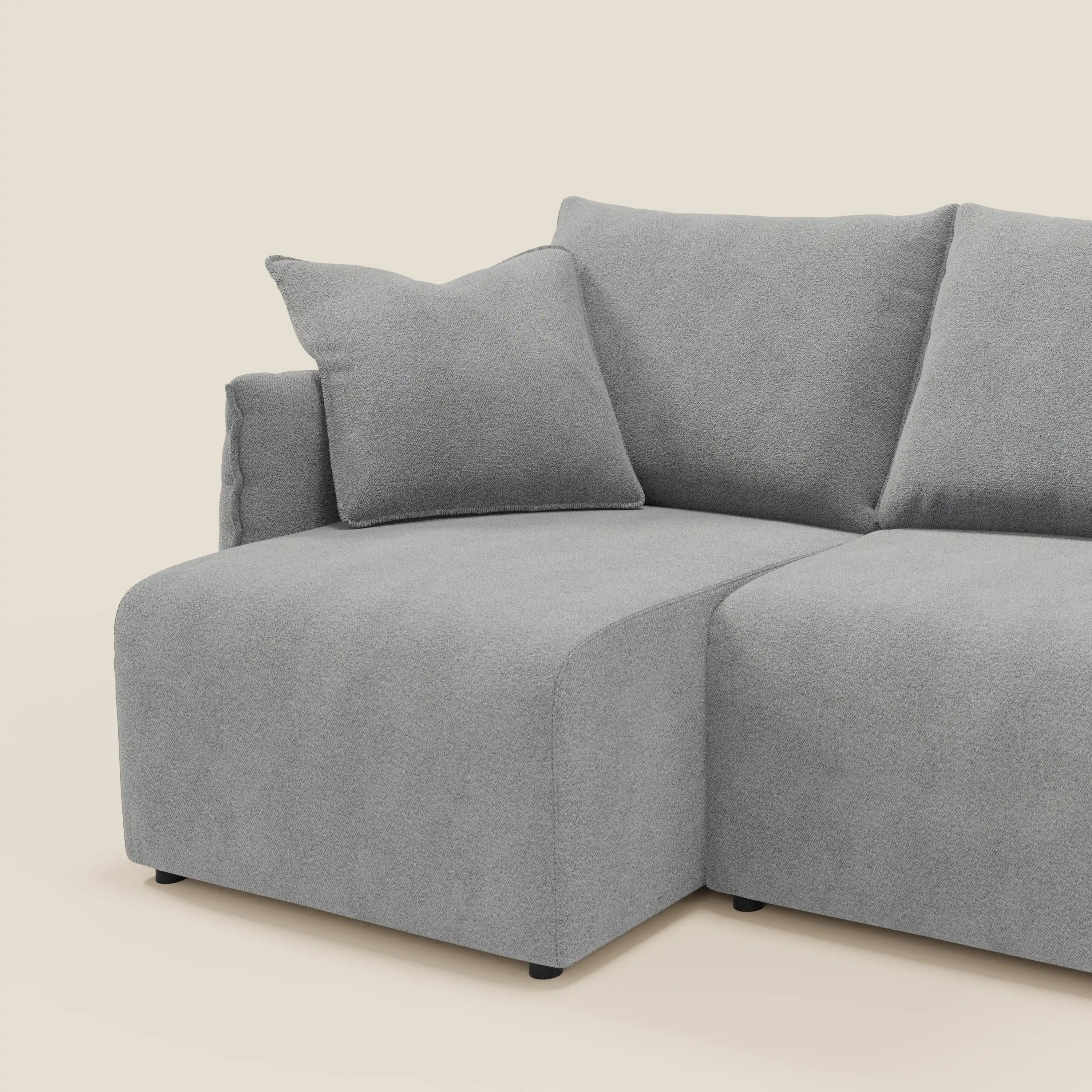 Il divano Flexar di Divani.Store è dotato di 3 sedute allungabili, schienale in piuma d'oca e rivestimento in bouclé grigio impermeabile T07. Include una chaise lounge sinistra, un'ampia seduta, cuscini in tessuto e un cuscino quadrato coordinato.
